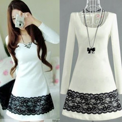 Pre-Order ๆ เดรสคอกลม แขนยาว สีขาว แต่งชายกระโปรงด้วยลูกไม้สีดำ