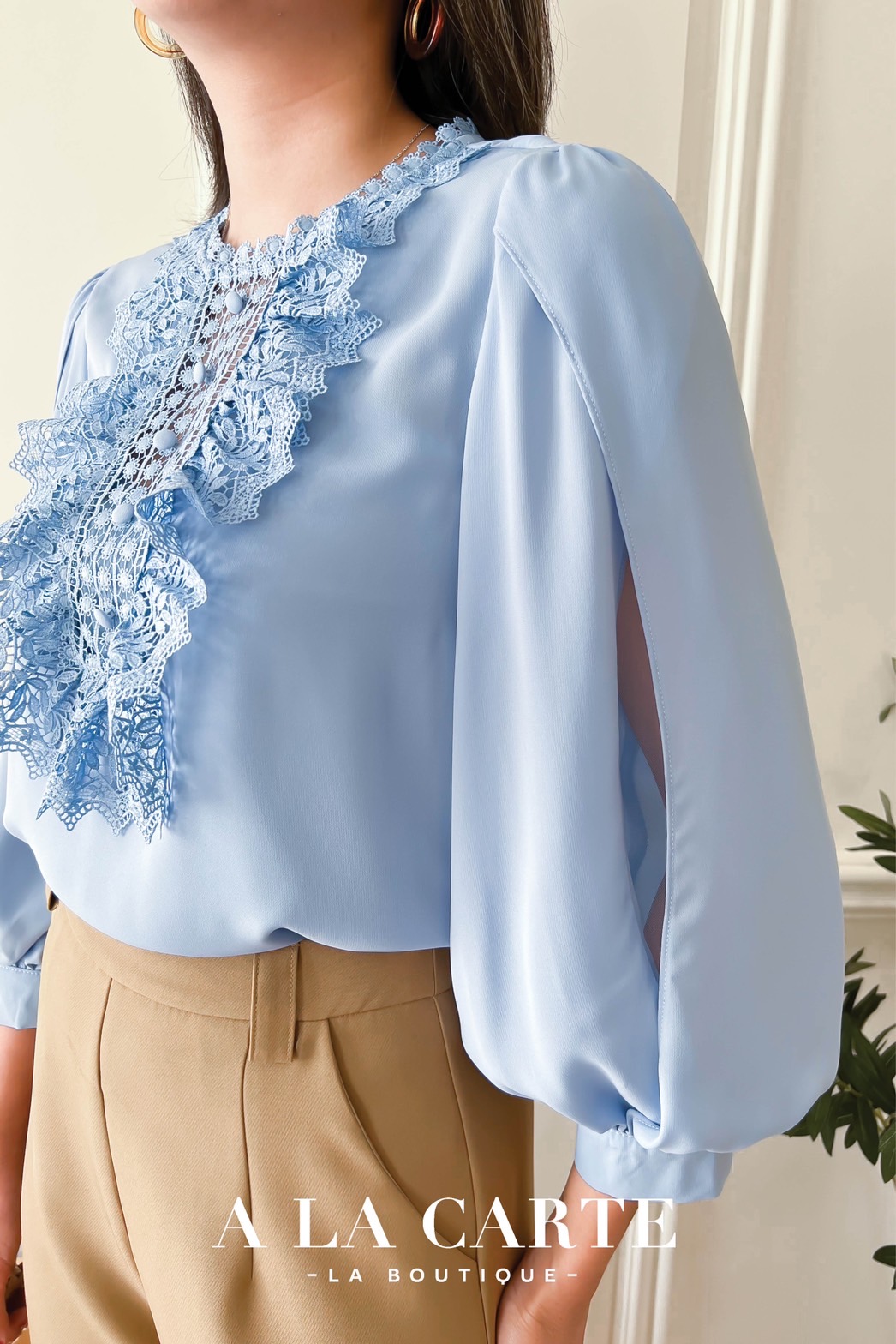 69165 เสื้อ A La Carte ผ้าชีฟองสีพื้นแขน 3 ส่วน ผ้าเนื้อทรายมีน้ำหนักทิ้งตัวสวย แต่งลูกไม้เนื้อทอช่วงอก ติดกระดุมหลอกช่วงอก คอแต่งทริมลูกไม้ แขนป้ายทับทรงพองสวยหรู💐สี ฟ้า S,2XL