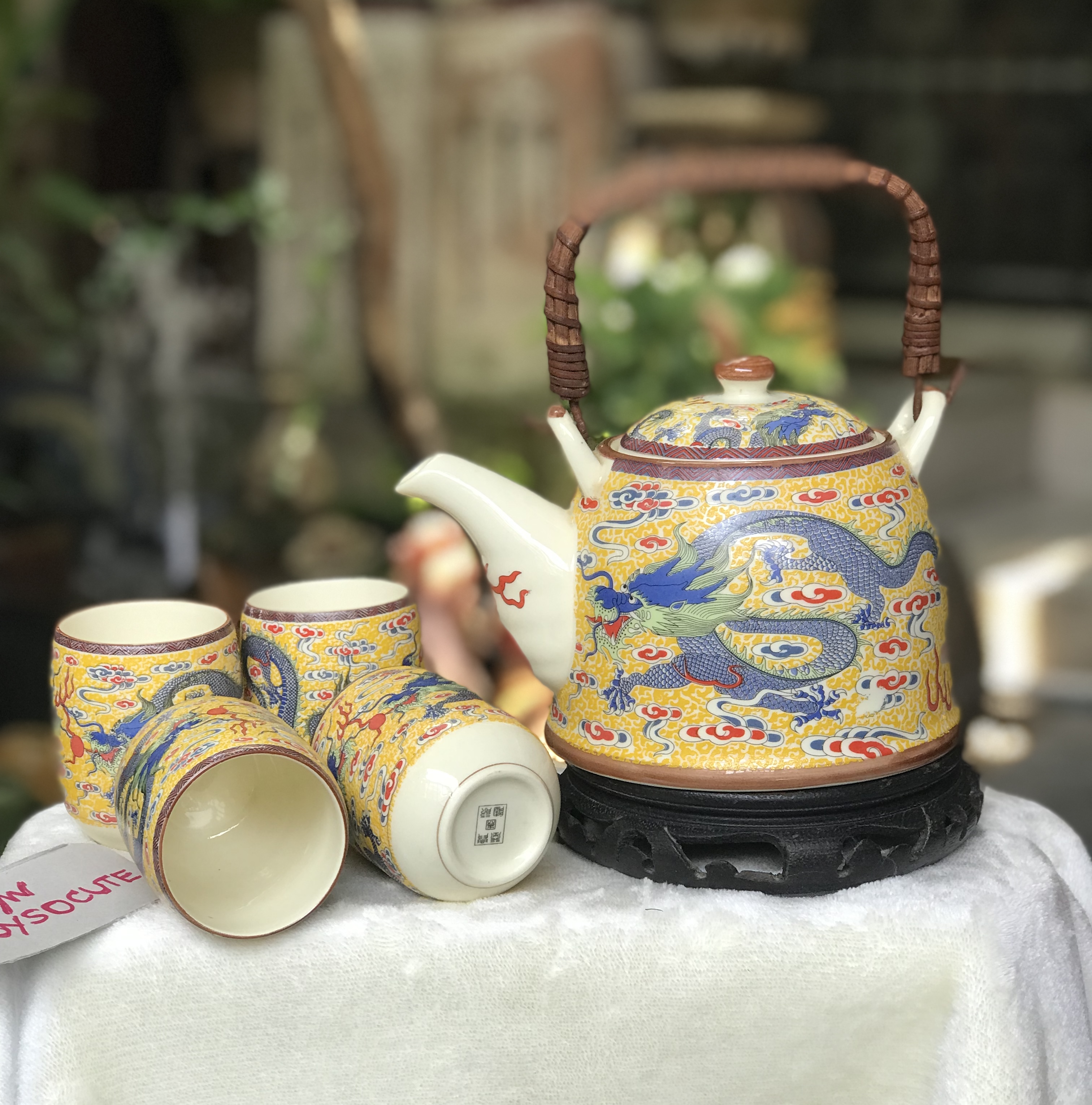 ￼Porcelain Tea Pot Set ไม่รวมกี๋ กาน้ำชาเนื้อกระเบื้องพร้อมจอก ลายมังกรห้าเล็บ สีเหลือง หูจับหวาย
