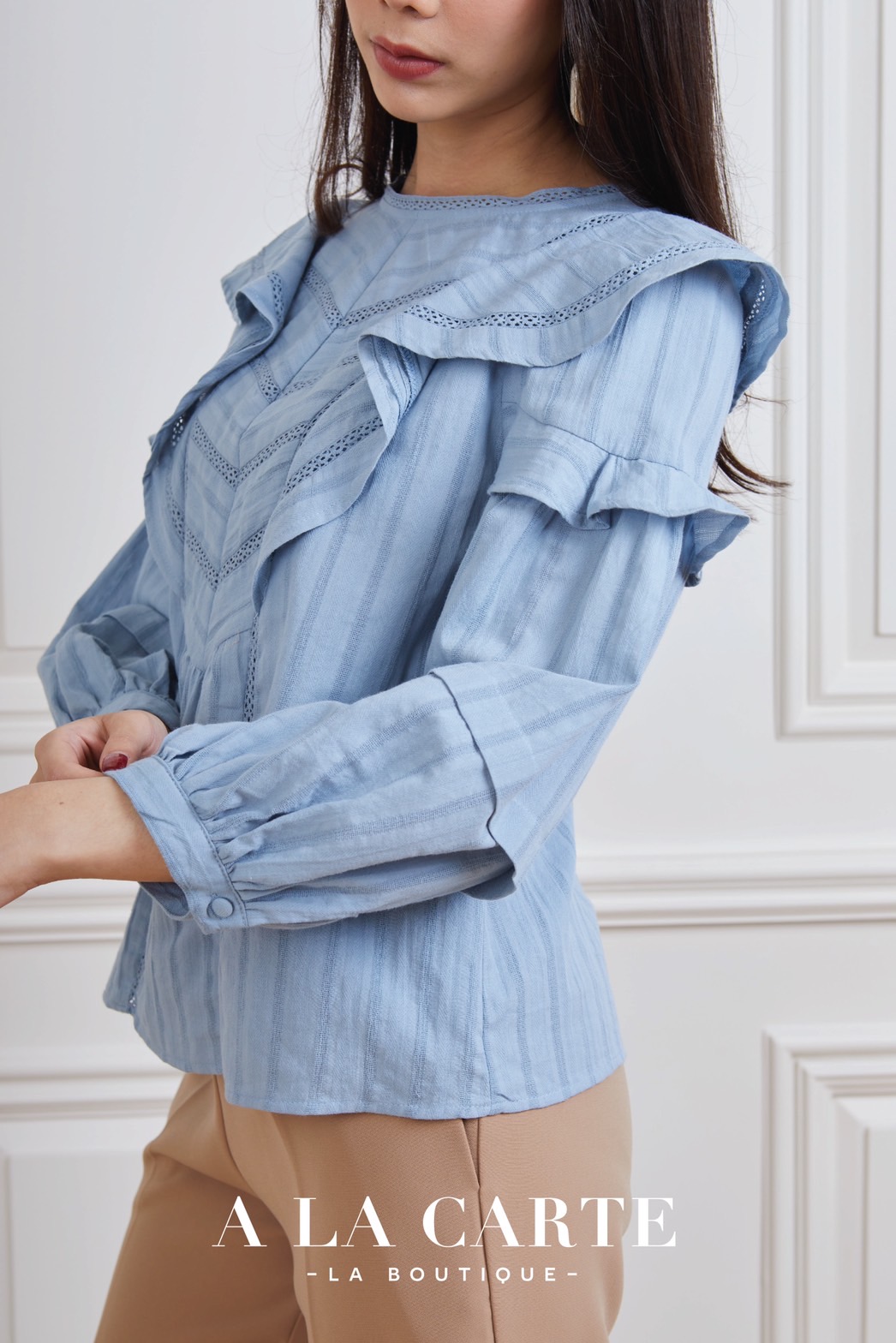 68554 เสื้อ A LA CARTE ผ้าคอตตอนแขน 5 ส่วนเนื้อนุ่มใส่สบาย แทรกทริมคอตตอนแบบชิ้นต่อแนววี กลางอกพร้อมเส้นตัดต่อด้านซ้ายขวา แขนตัดต่อระบายและเย็บเกล็ด สีขาว S-XL สีส้ม S-XL,3XL สีฟ้า S-XL