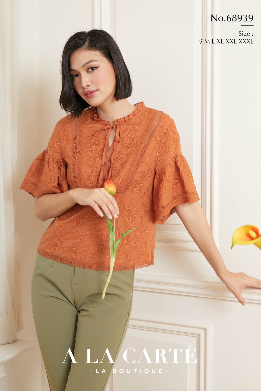 68939 🦚A La Carte🦚เสื้อแขนสั้นคอตตอนงานปักขึ้นใหม่ทั้งตัว ลายดอก placement ตัดต่อใส่ทริมลูกไม้คอตตอนช่วงอก ผ่าคอวีผูกโบ ทรงแขนรูดให้ระบายออกเบาๆตัดทรงเฉียง มีซับใน เนื้อผ้าสวยใส่สบาย 🍀สีขาว 2XL ส้ม 2XL น้ำเงิน XL-3XL