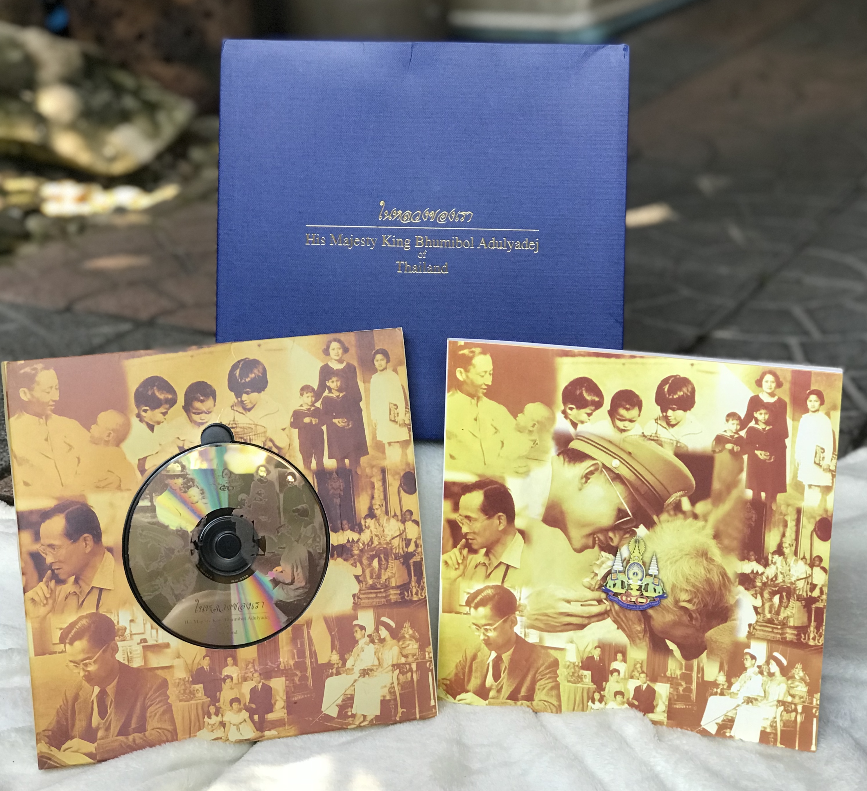 เก่าเก็บBox Set-CD พร้อมหนังสือในหลวงของเรา His Majesty King Bhumibol Adulyadej Thailand เฉลิมพระเกียรติ รัชกาลที่ 9