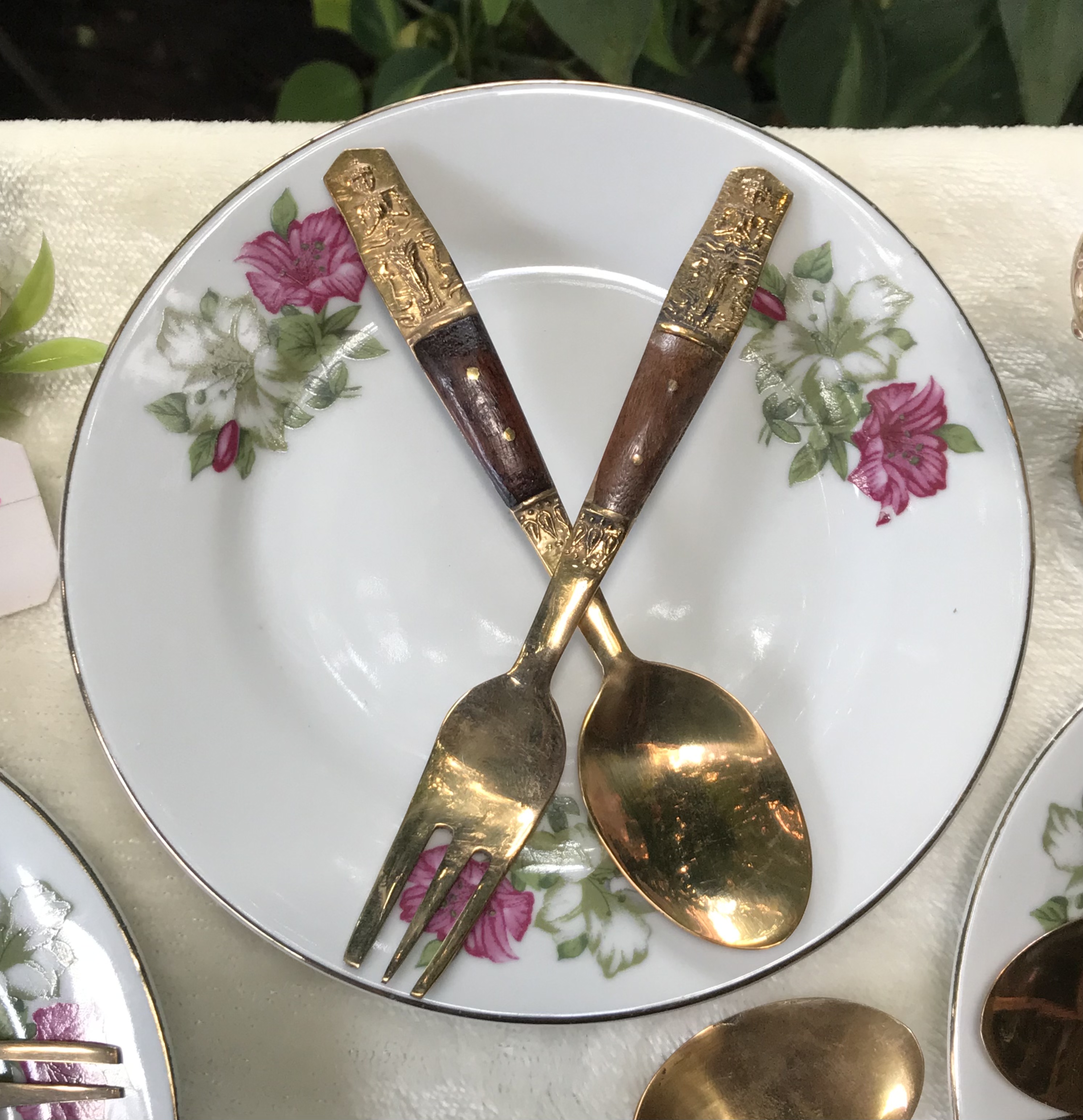 คู่ละ 259 บาท งานเก่าเก็บไม่ผ่านใช้ dessert spoon and fork ช้อนและส้อมขนมหวานด้ามไม้ลายเทพพนมทรงช้างสามเศียร งานทองเหลืองเก่าเนื้อหนา ขนาดยาว 14 ซม