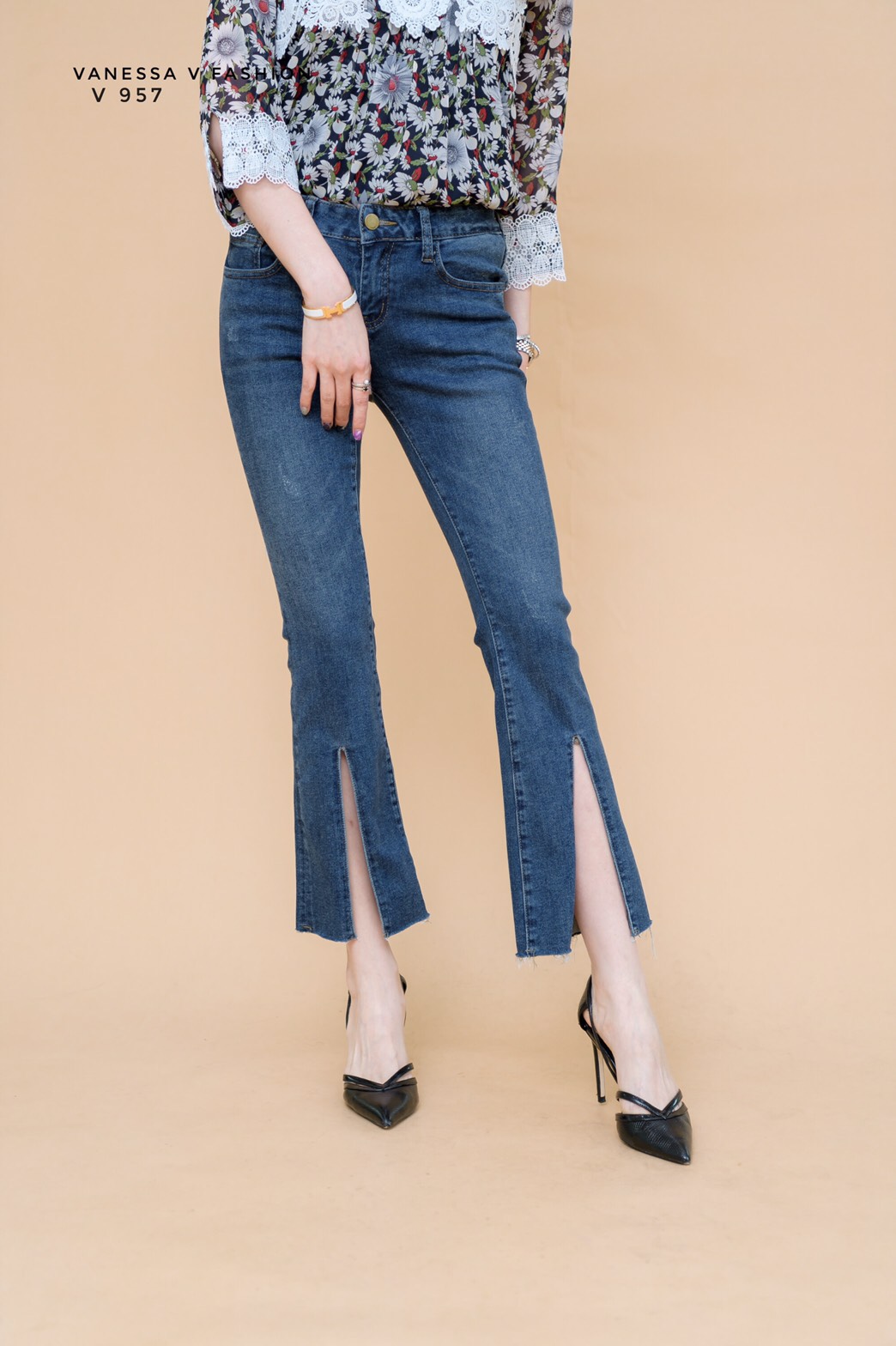 กางเกงยีนส์ ขาม้าผ่าหน้า V 957 เนื้อผ้า Denim เนื้อนุ่ม สวมใส่สบาย มีดีเทลผ่าหน้า ทรงสวยใส่แล้วผอมเพรียวค่ะ XXL เอว 33-34 สะโพก 42 ผ้ายืดได้ค่ะ