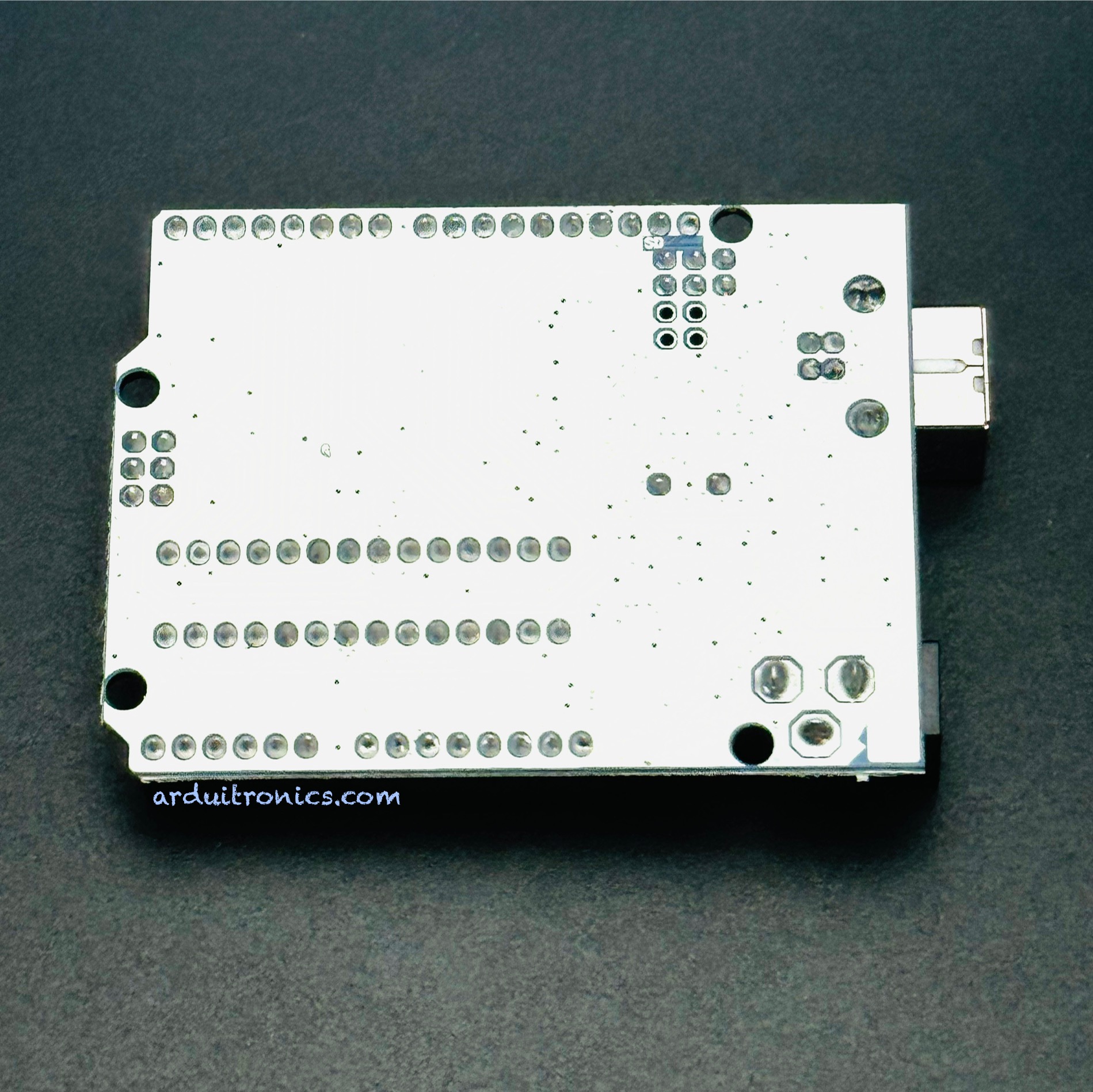 Arduino UNO R3 (ไม่มีคำว่า Arduino บนบอร์ด) + Free USB Cable