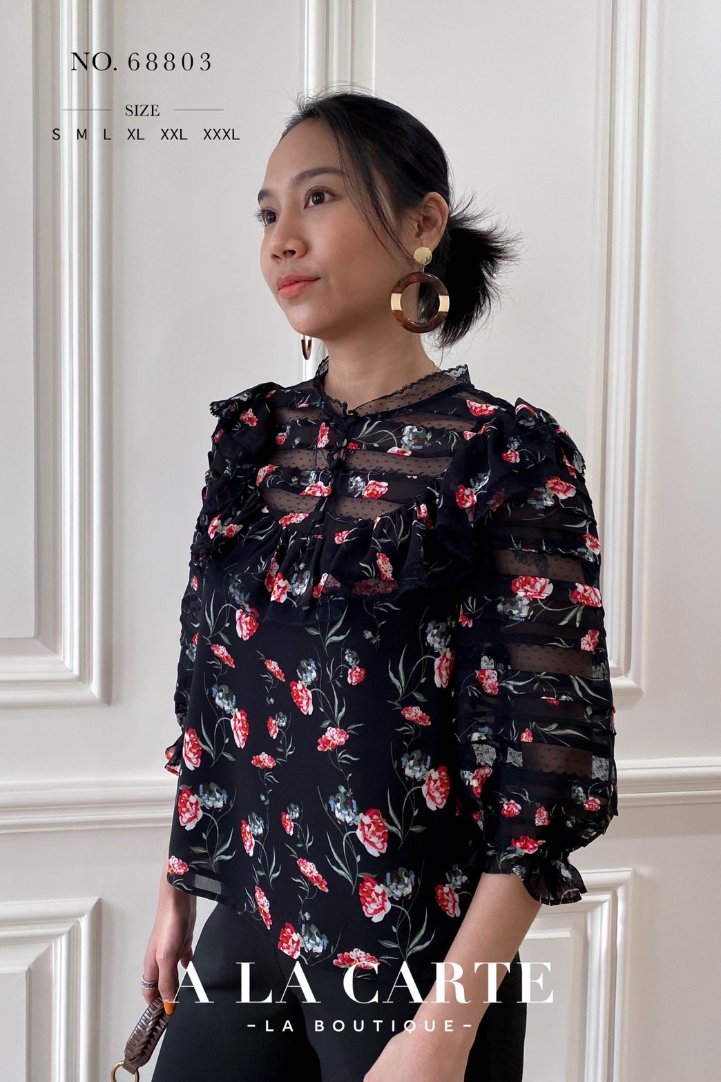 68803🍁A La Carte⚘️ 🍁เสื้อชีฟองพิมพ์ลาย ดีเทลตัดสลับทริมลูกไม้แบบชิ้นต่อชิ้น เรียงกันที่ช่วงอกและแขนเสื้อ คอปลดกระดุมได้ มีระบายโค้งรอบคอ แขนเสื้อ 3 ส่วนสม็อกยางยืดมีระบาย สีชมพู M สีฟ้า S สีดำ M,XL,2-XL