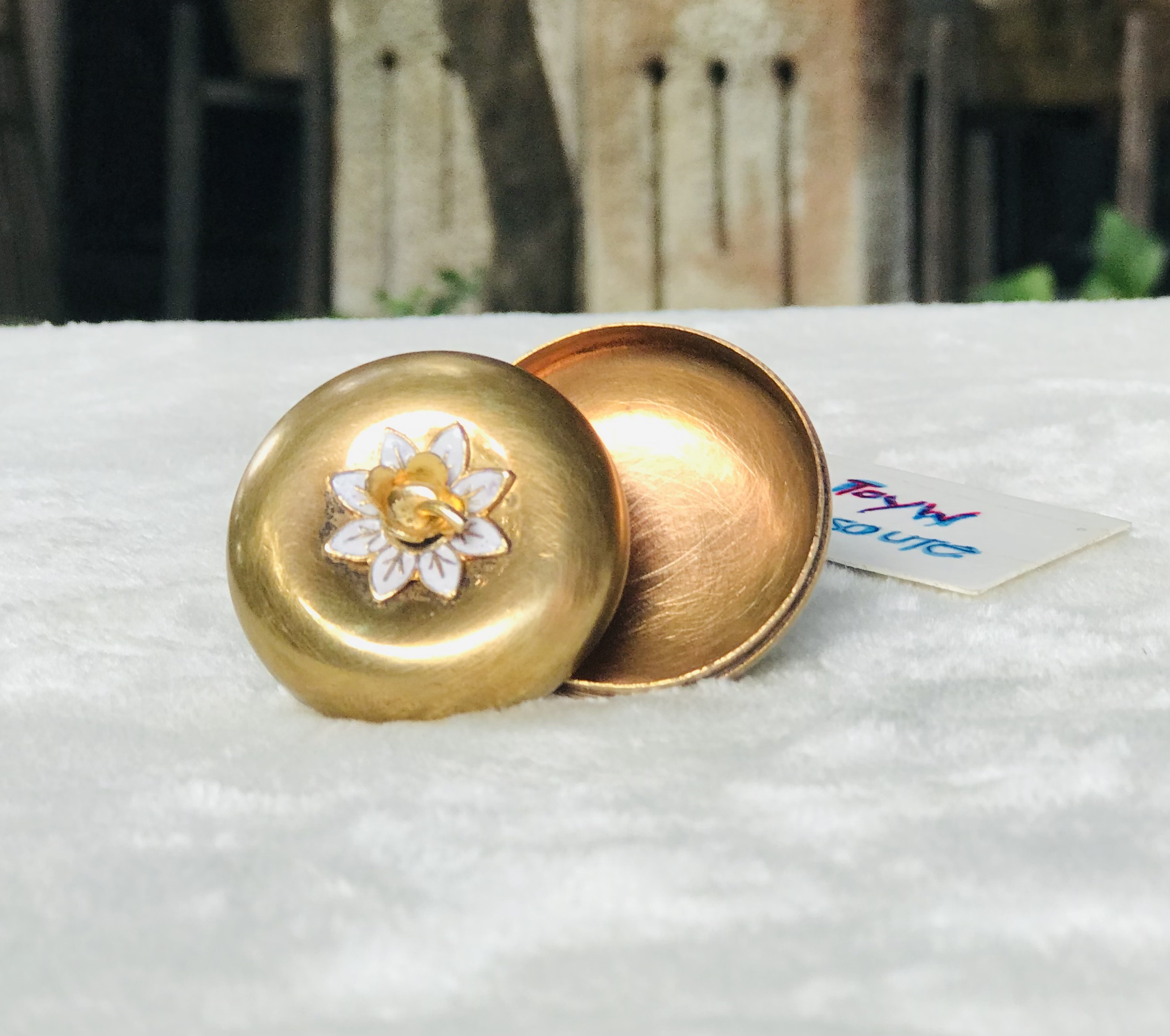 เริ่มต้น 290 บาท Antique Brass งานทองเหลืองเก่า ตลับทองเหลืองตอกลาย ตลับขี้ผึ้งทองเหลืองลายเทพพนม ทรงกลม ทรงรี ทรงลูกจันทร์ ทรงฟักทอง