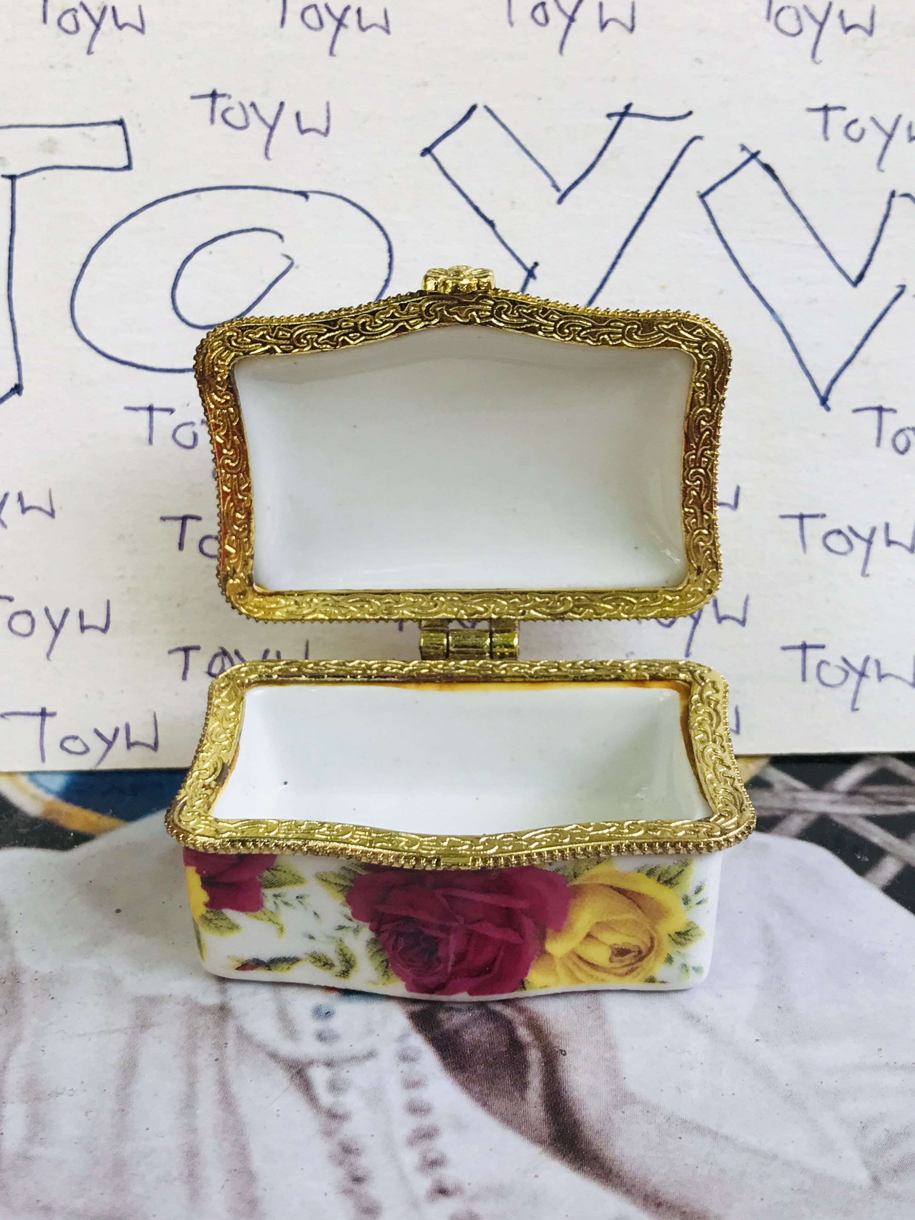 เริ่มต้น 120 บาท เก็บเก่า งานวินเทจตลับเซรามิค คละแบบคละลายคละขนาด ใส่ของใส่ยา ใ่ส่เครื่องประดับชิ้นเล็กๆ และของรักษ์อื่นๆ