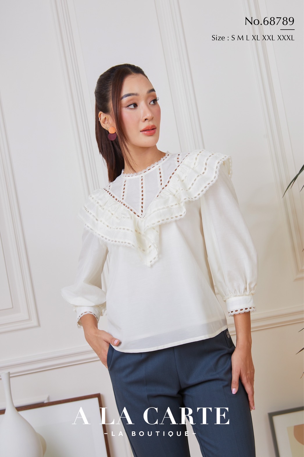 68789 เสื้อ A LA CARTE ผ้าคอตตอนกึ่งซิลด์แขน 3 ส่วน เนื้อสวยใส่สบาย ตัดต่อวีช่วงอกแทรกด้วยทริมลูกไม้ ระบายเป็นวอลลุ่ม ขอบแขนแทรกทริมลูกไม้ สีครีม XL-2XL สีเขียว S , XL,2XL