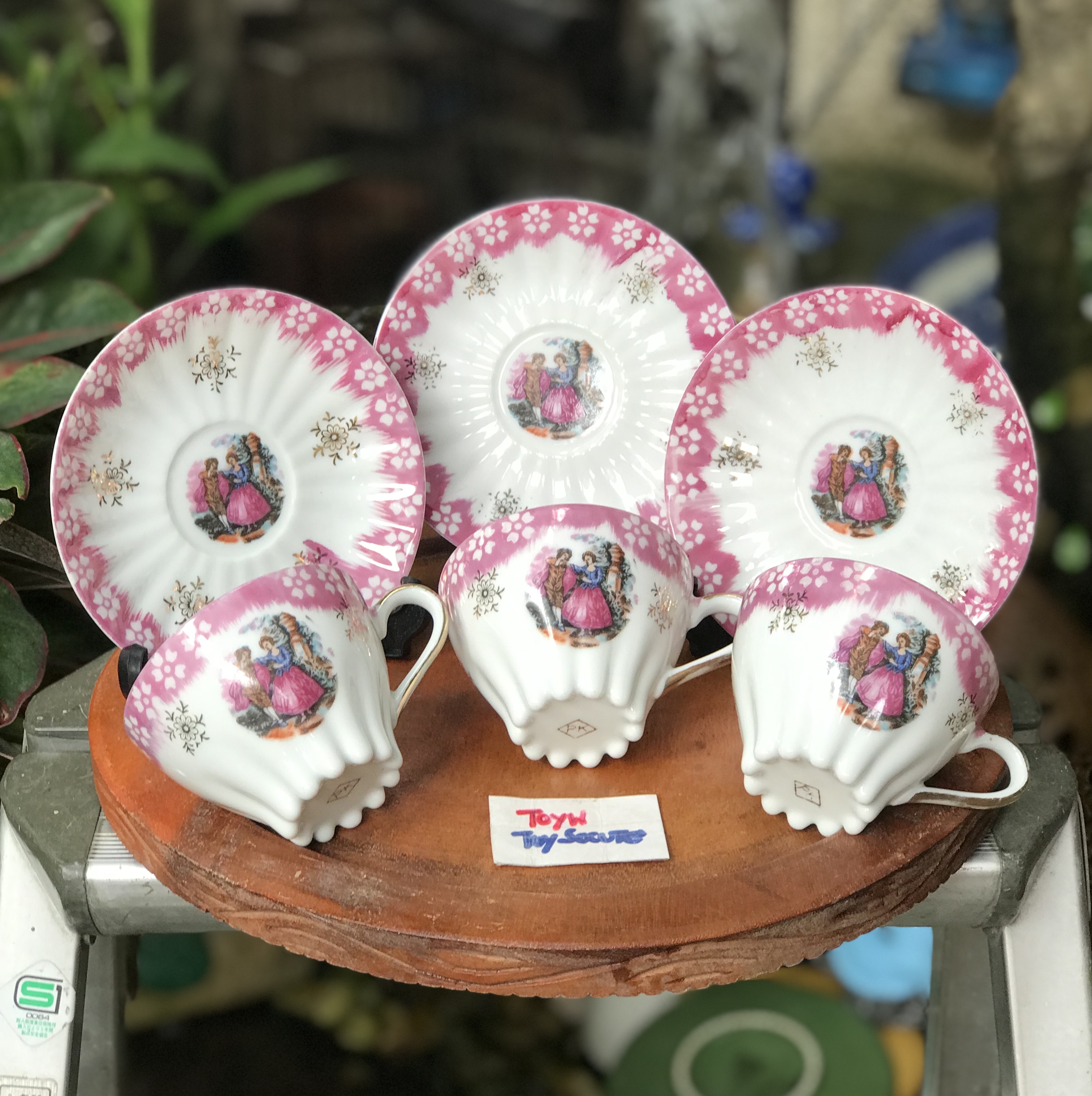 3 ชุดชุดถ้วยกาแฟพร้อมจานรองลายหนุ่มสาว จานรองมีสะกิดขอบนิดๆ 1 ใบ La Reine Limoges with Fragonard Couple Scene