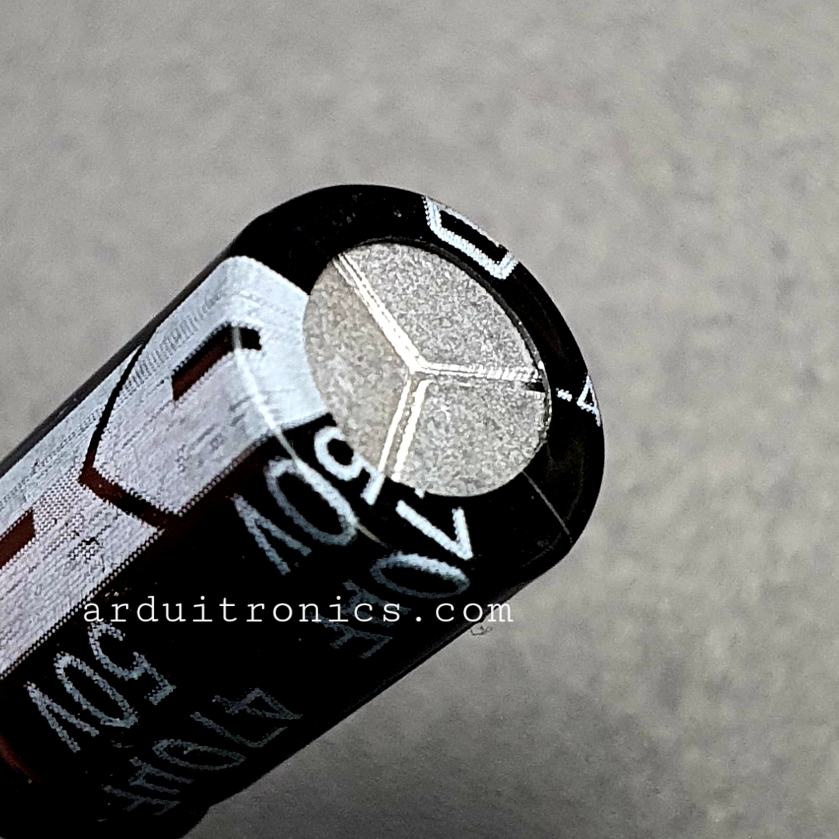 ตัวเก็บประจุ ตัวเก็บประจุแบบมีขั้ว Capacitor 470uF 50V Size 10x17mm (1 ตัว)