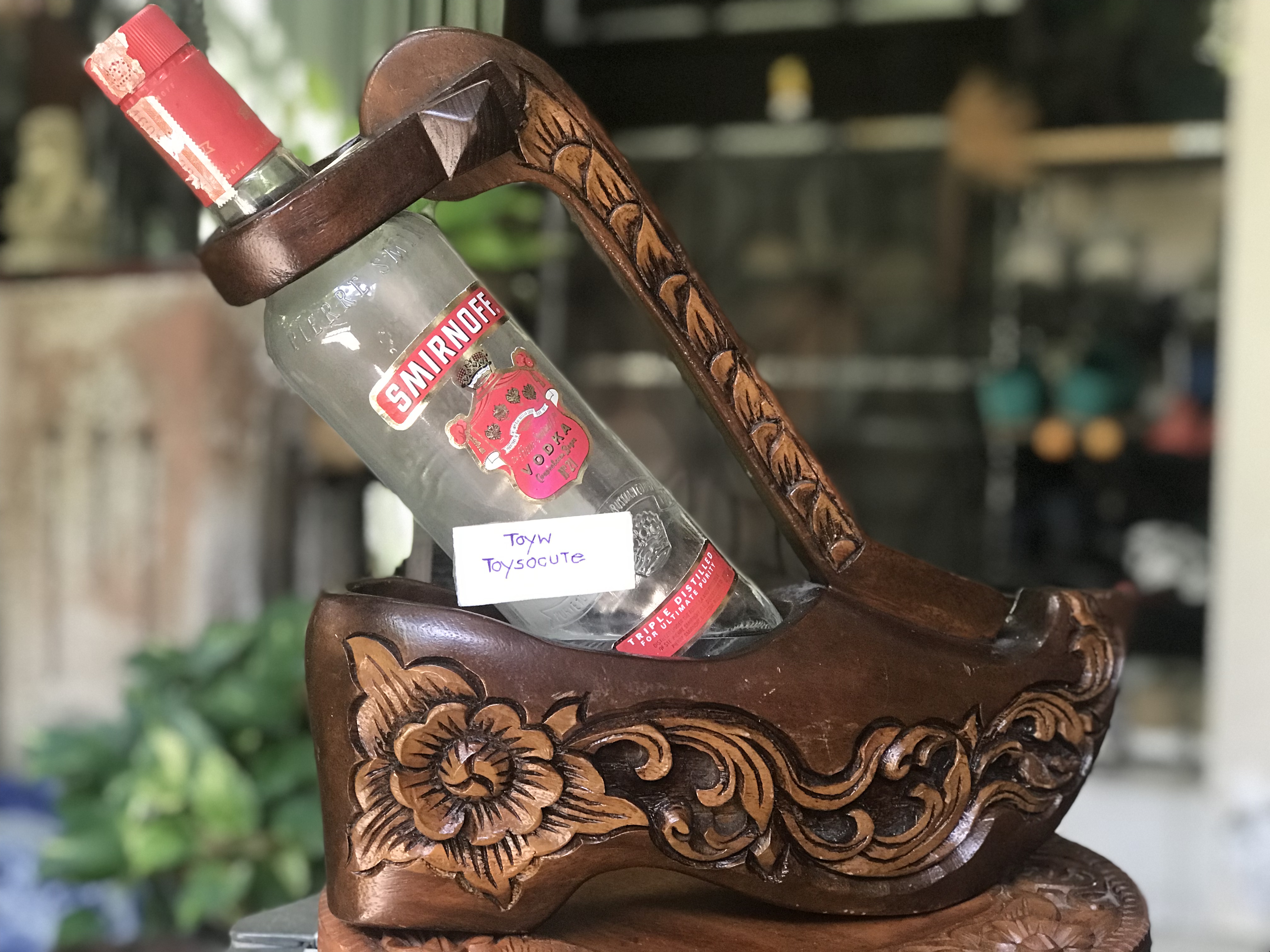 งานเก่า ที่โชว์ขวดเหล้า/ไวน์ รูปรองเท้าที่ใส่ขวดเหล้า ที่วางขวดเหล้า ไม้จริงแกะลาย ขนาดกว้าง 10 ซม ยาว 31 ซม สูง 30 ซม