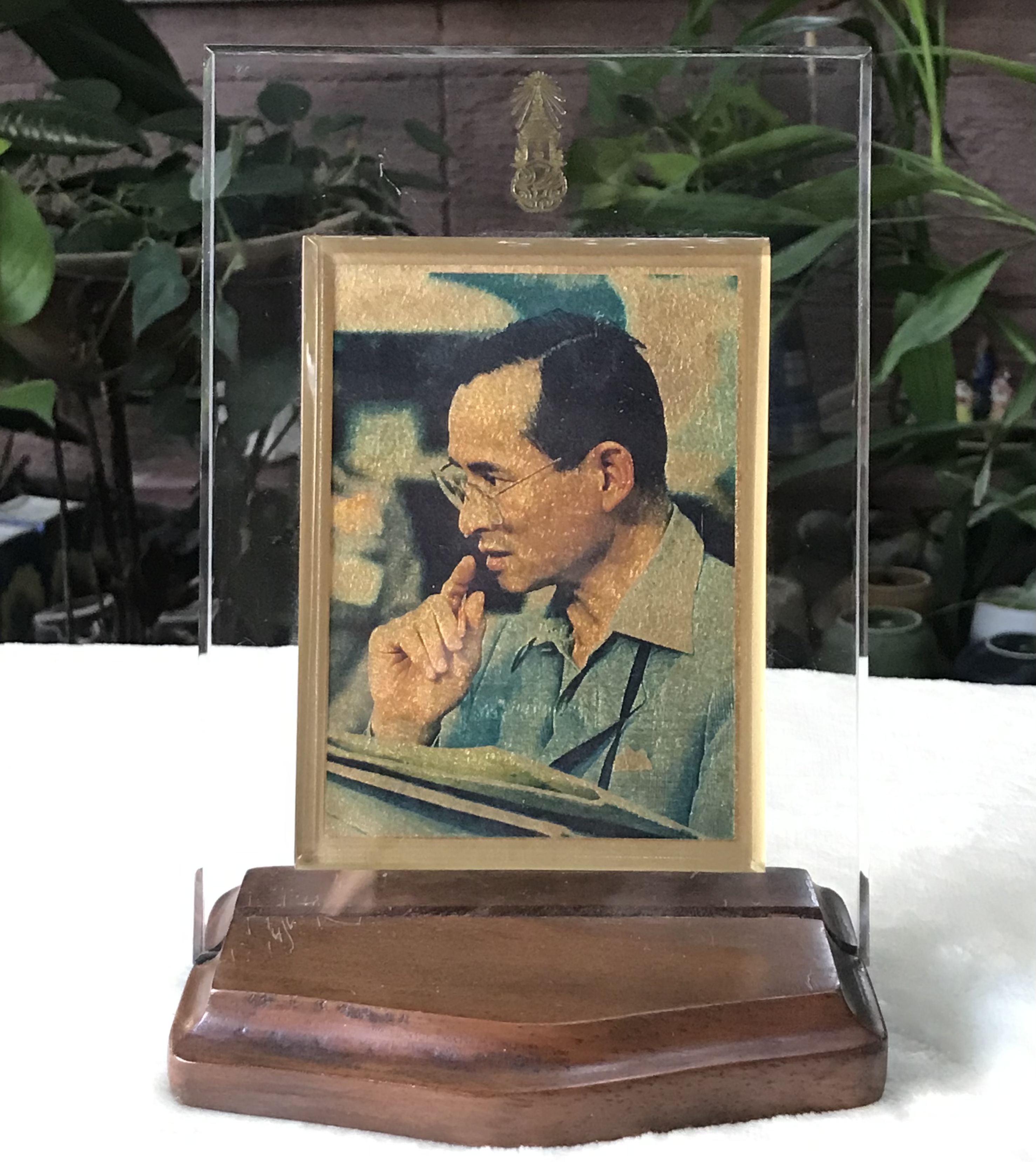 เลขกำกับ A08996 พระบรมฉายาลักษณ์ทองคำ ในหลวง รัชกาลที่ 9 ฉลองสิริราชสมบัติครบรอบ 50 ปี ทำจากทองสุทธิ 97.66 %