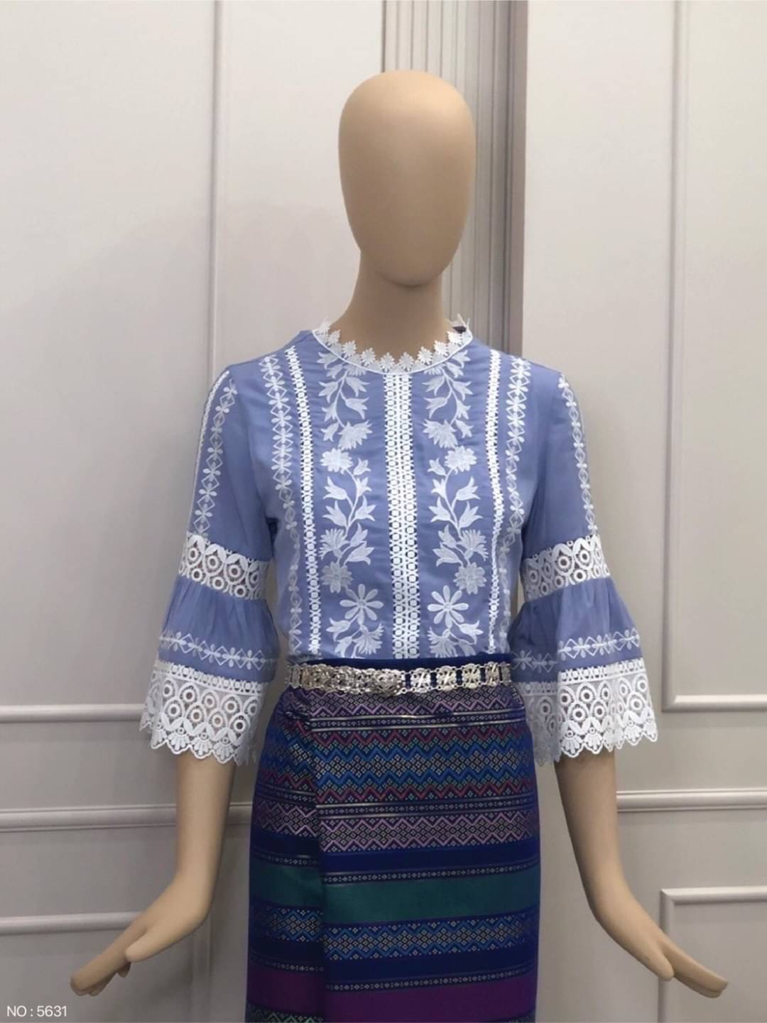 5631 เสื้อผ้าซิลล์ผสมcottonเกรดพรีเมี่ยม ทรงแขนกระดิ่ง งานปักฉลุลวดลายสวยงาม งานปักแน่นๆตรงช่วงแขนและด้านหน้า ซับในเนื้อดี. มีซิปข้าง สวมใส่ง่าย เนื้อผ้านิ่ม มี. 2 สี. ขาว M,3XL ม่วง S-3XL