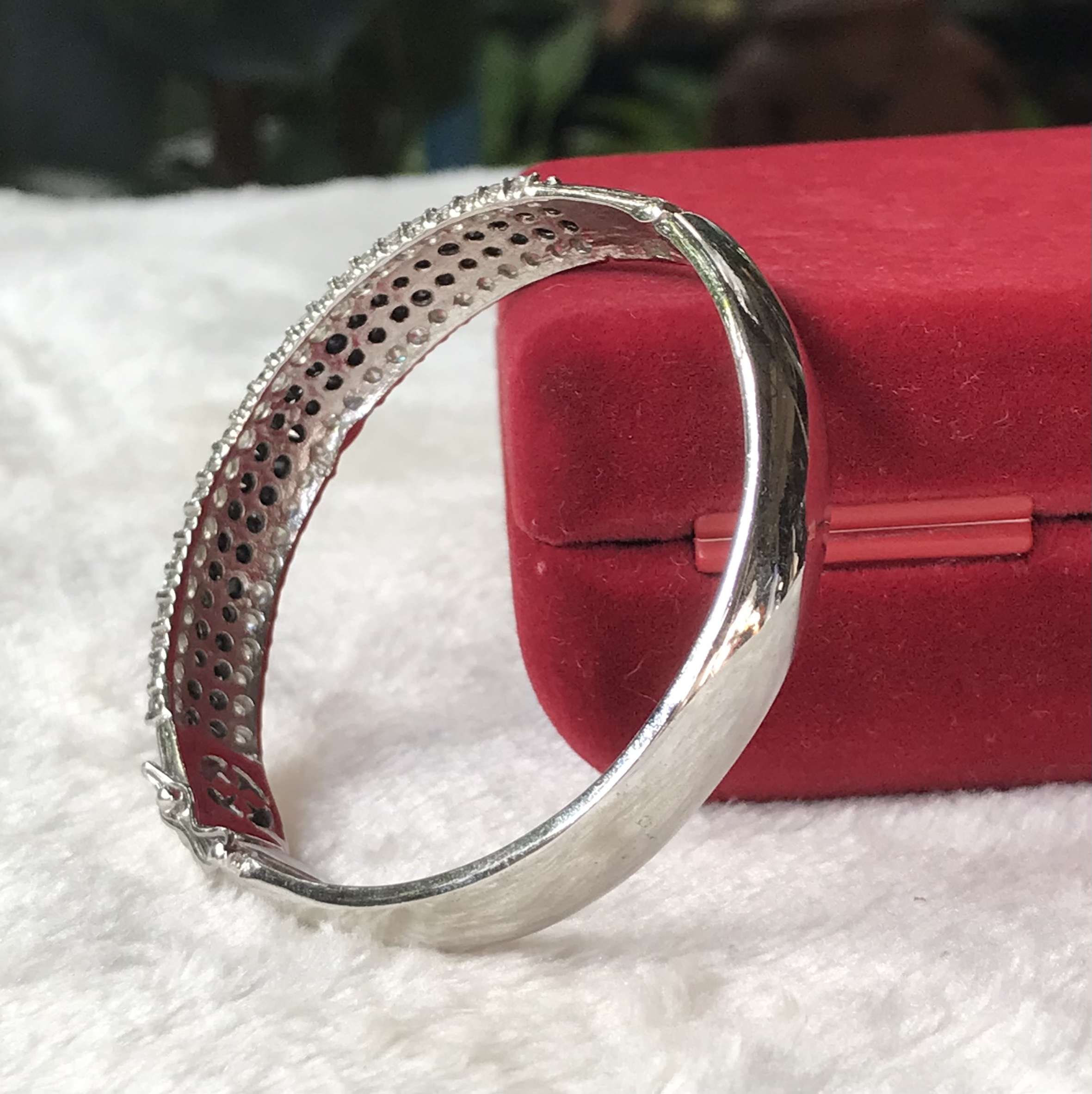 ส่งต่อ Bracelet กำไลเพชรรัสเซียสีขาวสลับสีดำ ฝังสอดสี่แถว ตัวเรือนสีเงินชุบ ด้านข้างมีตัวล๊อคเพื่อง่ายต่อการสวมใส่ เส้นผ่าศูนย์กลาง 5 ซม