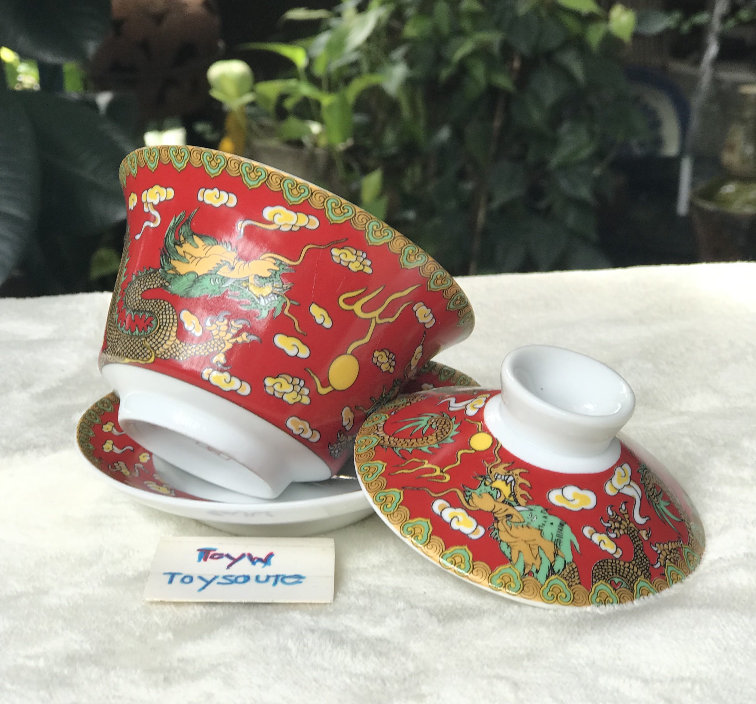 ถ้วยรินน้ำชาฮ่องเต้ เนื้อกังใส ลวดลายมังกรพื้นสีแดง พร้อมจานรองป้องกันความร้อน และฝาปิดเพื่อรักษาอุณหภูมิความร้อน