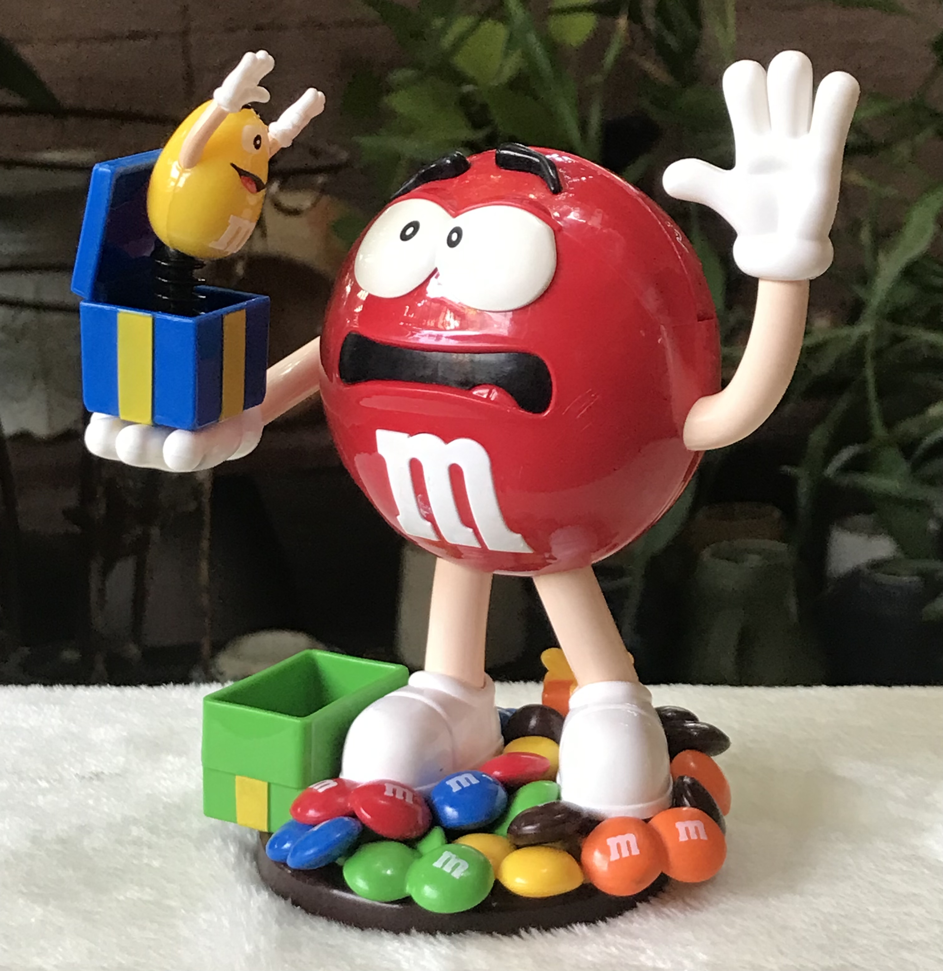 ￼โมเดล ตุ๊กตา M&M เอ็ม แอนด์ เอ็ม เปิดฝาหลังได้ แขนขยับได้ M&M Jack in the box Chocolate Candy Dispenser Toy