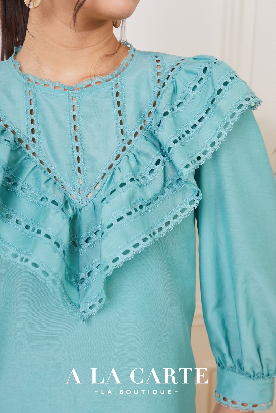 68789 เสื้อ A LA CARTE ผ้าคอตตอนกึ่งซิลด์แขน 3 ส่วน เนื้อสวยใส่สบาย ตัดต่อวีช่วงอกแทรกด้วยทริมลูกไม้ ระบายเป็นวอลลุ่ม ขอบแขนแทรกทริมลูกไม้ สีครีม XL-2XL สีเขียว S , XL,2XL