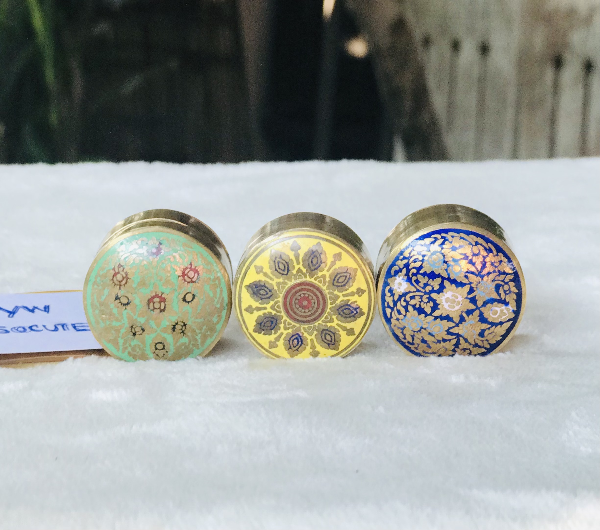 ราคาเริ่มต้นชุดละ 1,090 บาท Antique Brass ชุด 2 ชิ้น/ 4 ชิ้น งานทองเหลืองเก่า ตลับทองเหลืองลงยา ตลับขี้ผึ้งทองเหลืองลงยา ใส่ของมงคล มวลสาร