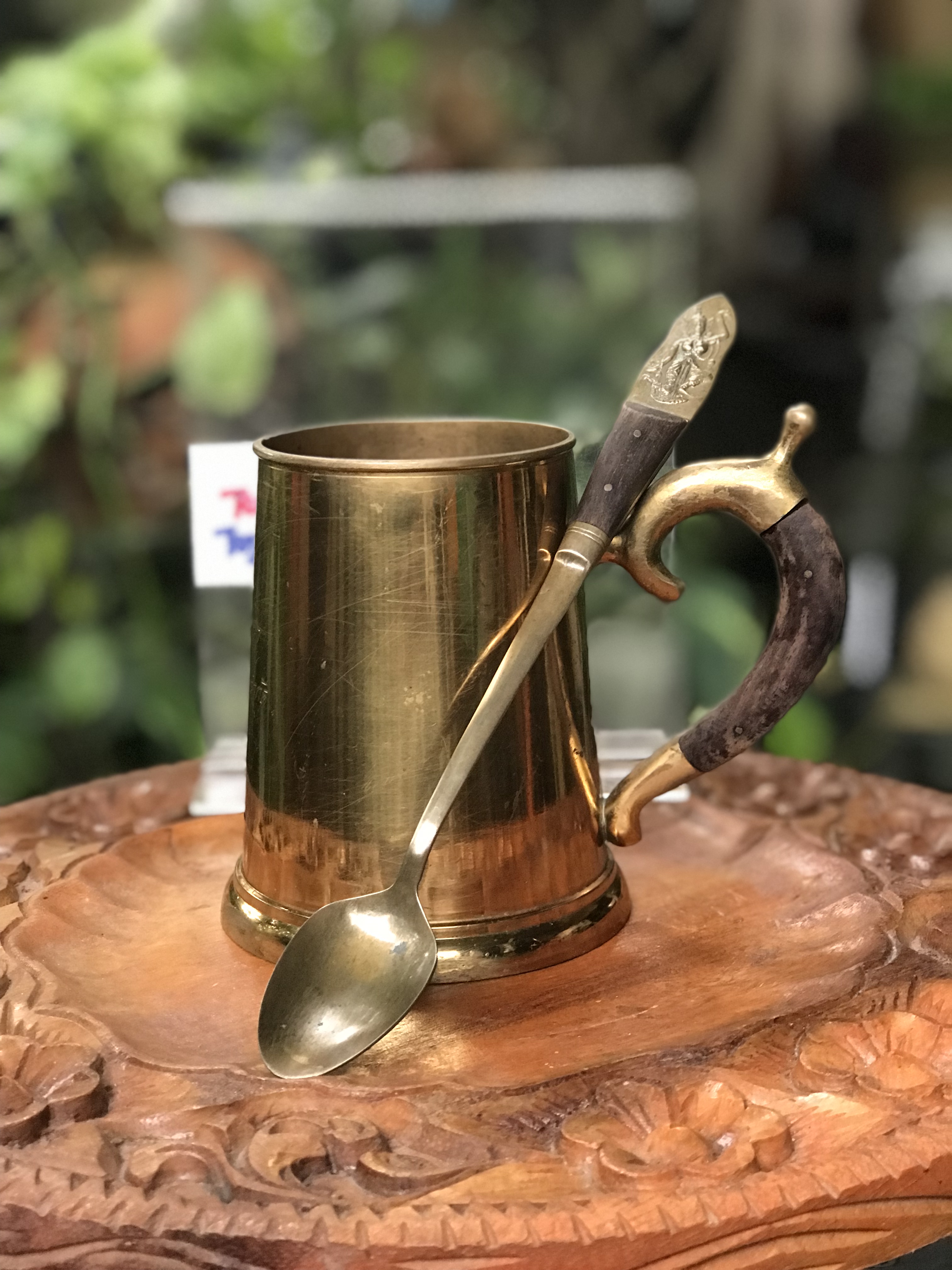 งานทองเหลืองเก่าหนาๆ แก้วน้ำ แก้วมัค แก้วกาแฟ มีหูจับ ด้ามไม้ พร้อมช้อนยาวลายนางฟ้า ด้ามไม้ ที่ระลึกธนาคารกรุงเทพ