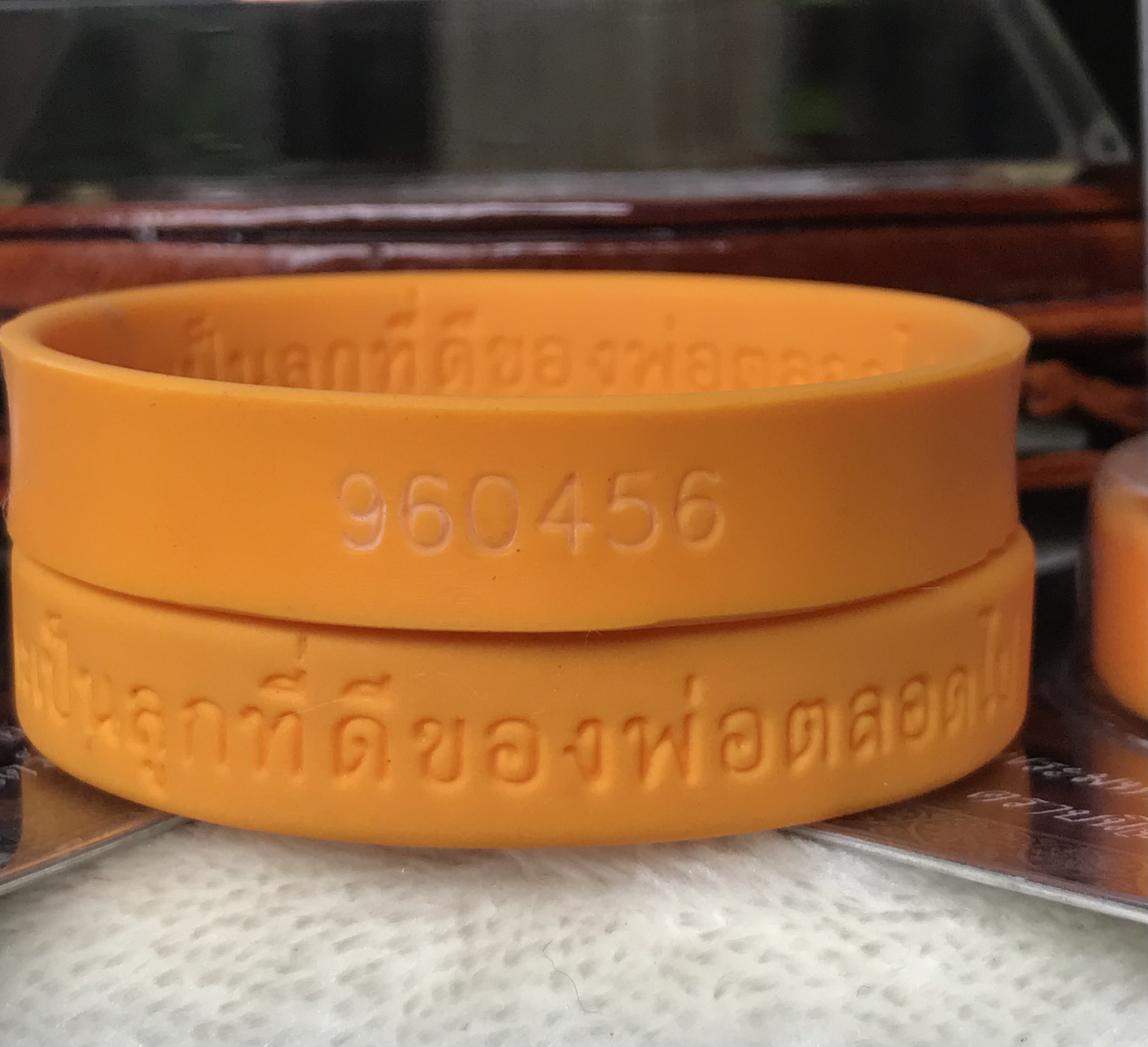 รำลึกถึงพ่อหลวง รัชกาลที่ 9 สายข้อมือสีเหลือง ข้อความด้านนอก "จะเป็นลูกที่ดีของพ่อตลอดไป I Love My Father” ด้านในมีหมายเลขกำกับทุกชิ้น