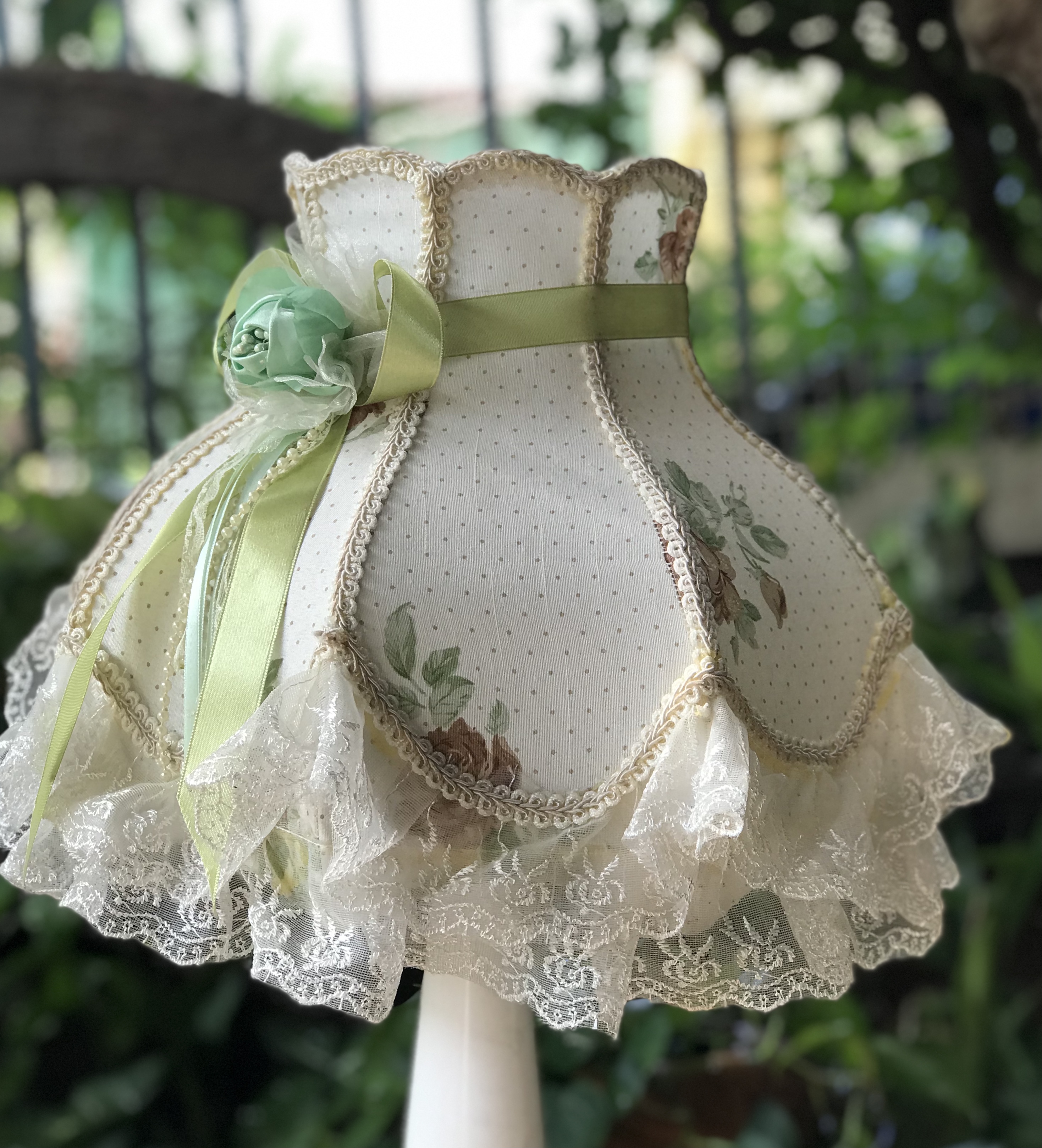 โคมไฟตั้งโต๊ะ โคมไฟข้างเตียง โคมไฟหัวเตียง ใช้งานได้ปกติ โป๊ะโคมคลุมด้วยผ้าสีขาวลายดอกประดับลูกไม้หวานๆ ฐานโคมเป็นไม้ สำหรับตกแต่งบ้าน ร้านอาหาร ร้านกาแฟ ขนาดกว้าง 13 นิ้ว สูง(รวมโป๊ะ) 24 นิ้ว