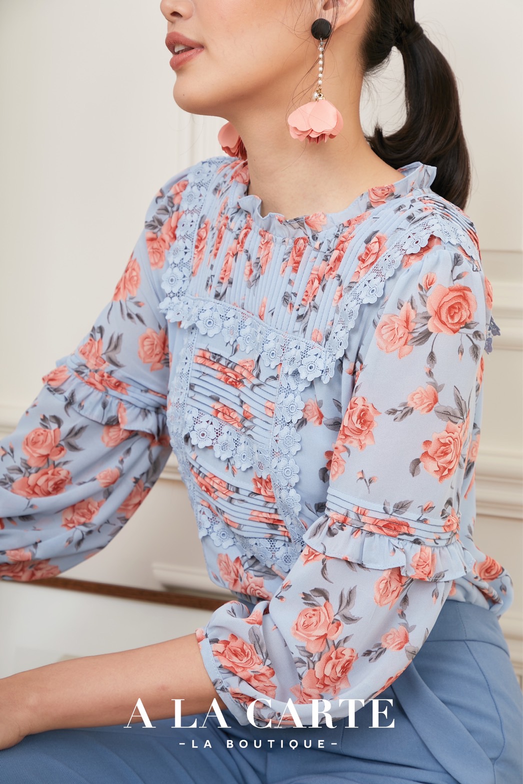 68851 🌸 A La Carte 🌸เสื้อชีฟองพิมพ์ลายดอกกุหลาบ ตีเกล็ดวางสลับแนวนอนแนวตั้ง ตัดต่อใส่เชิงทริมลายดอก แขนตัดต่อและเชื่อมด้วยการตีเกล็ดมีระบาย ทรงพองออกสวย สีดำ S,M,XL-3XL ฟ้า S ชมพู S