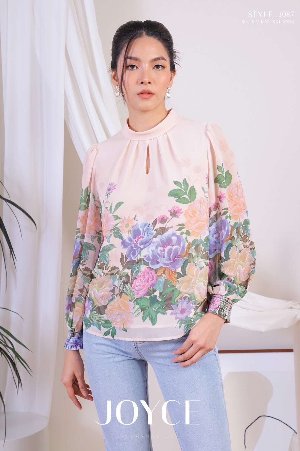 J087 เสื้อชีฟองพิมพ์ลายดอก เป็นช่อดอกไม้ placement ที่ตำแหน่งชายเสื้อเชื่อมกับแขนเสื้อ ทรงคอปกตลบพับ มีตะขอที่ด้านหลัง เนื้อผ้าบางนุ่มลื่นใส่สบาย มีซับใน แขนปลายสม็อก สีครีมโอลด์โรส S-2XL สีแดง S-XL สีดำ M-L,2XL