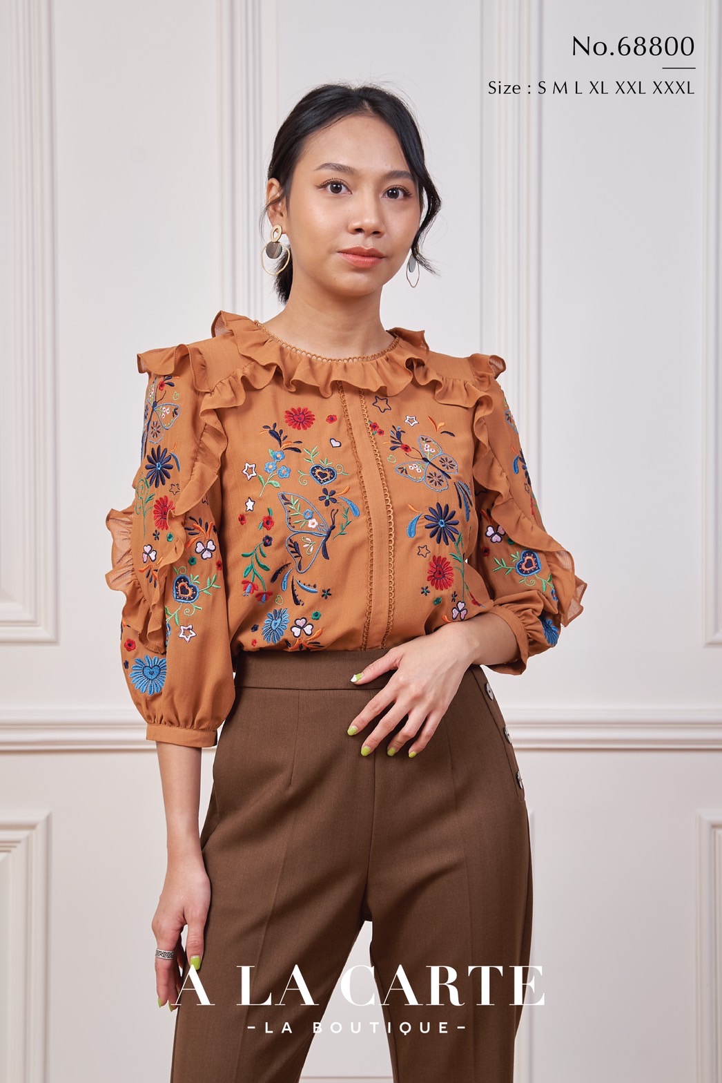 68800 เสื้อ A La Carte ชีฟองแขน 3 ส่วน มีน้ำหนักทิ้งตัว งานปักสลับสี ทรงคอกลมแต่งระบาย ไหล่ แขนมีระบาย งานปักสวย สีเทา M,L สีส้ม L,3XL สีดำ L,3XL