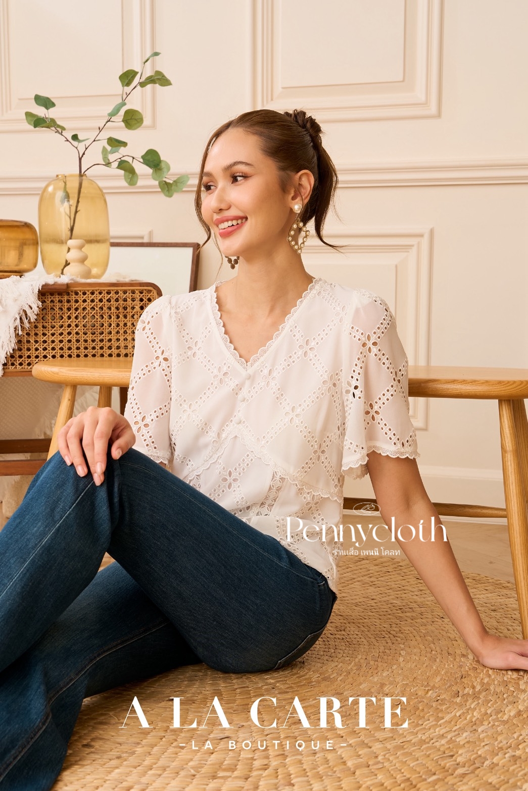 A La Carte รหัส 69834 เสื้อลูกไม้ชีฟอง งานปัก คอวี แขนสั้นแฟร์ สีดำ สีขาว สีโอวัลติน สีส้ม ( ขนาดเอวน้อยกว่าอก 2")