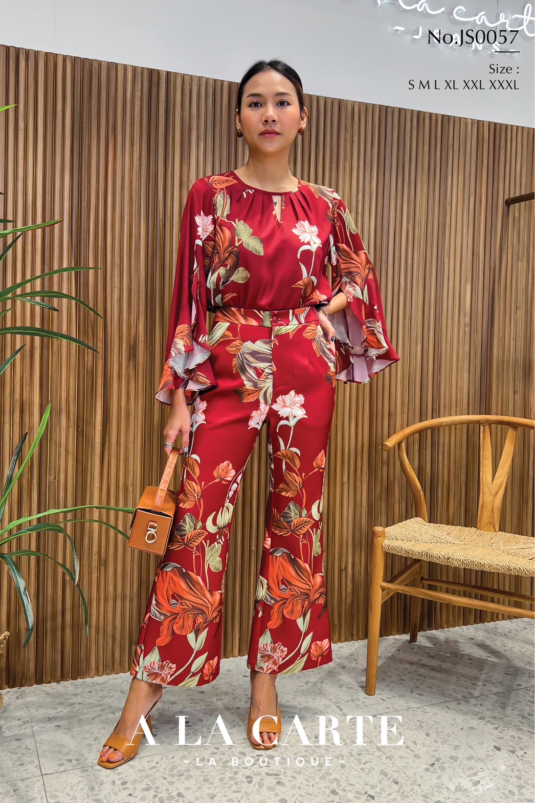 JS0057 A La Carte ชุดเซทเสื้อผ้าจอร์เจียพิมพ์ลาย กางเกงผ้าเครป เนื้อผ้ายืดตามตัวเก็บทรงสวย ทรงขาแฟร์ เสื้อคอกลมเจาะคอวี แขนระบายและผ่าด้านหน้า สีกรม M,XL,2XL สีแดง M,XL,2XL สีครีม M, 2XL