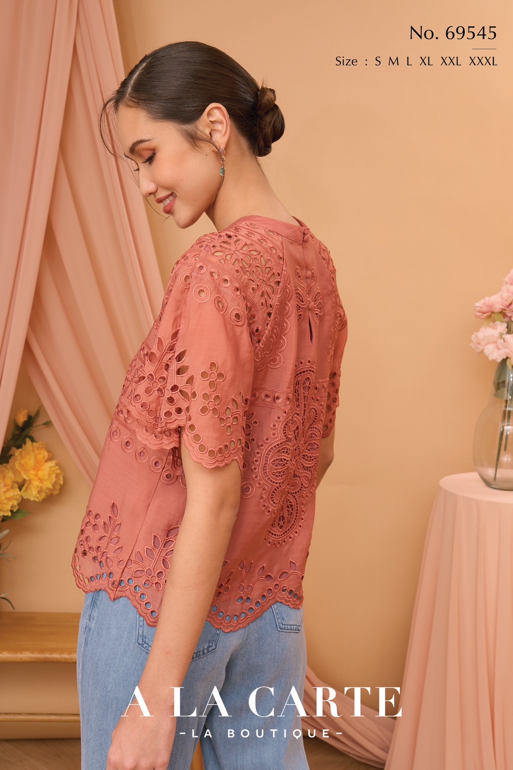 69545 เสื้อคอตตอนซิลค์ เนื้อนุ่มใส่สบาย งานเทคนิคปักเซาะ placement และทอผสมเนื้อลูกไม้ ทรงแขนสั้นวงแขนรักแล่น โชว์เชิงที่แขน มีซับใน ด้านหลังคอติดกระดุมเรียงกัน 3 เม็ด สีขาว ปูน เขียว
