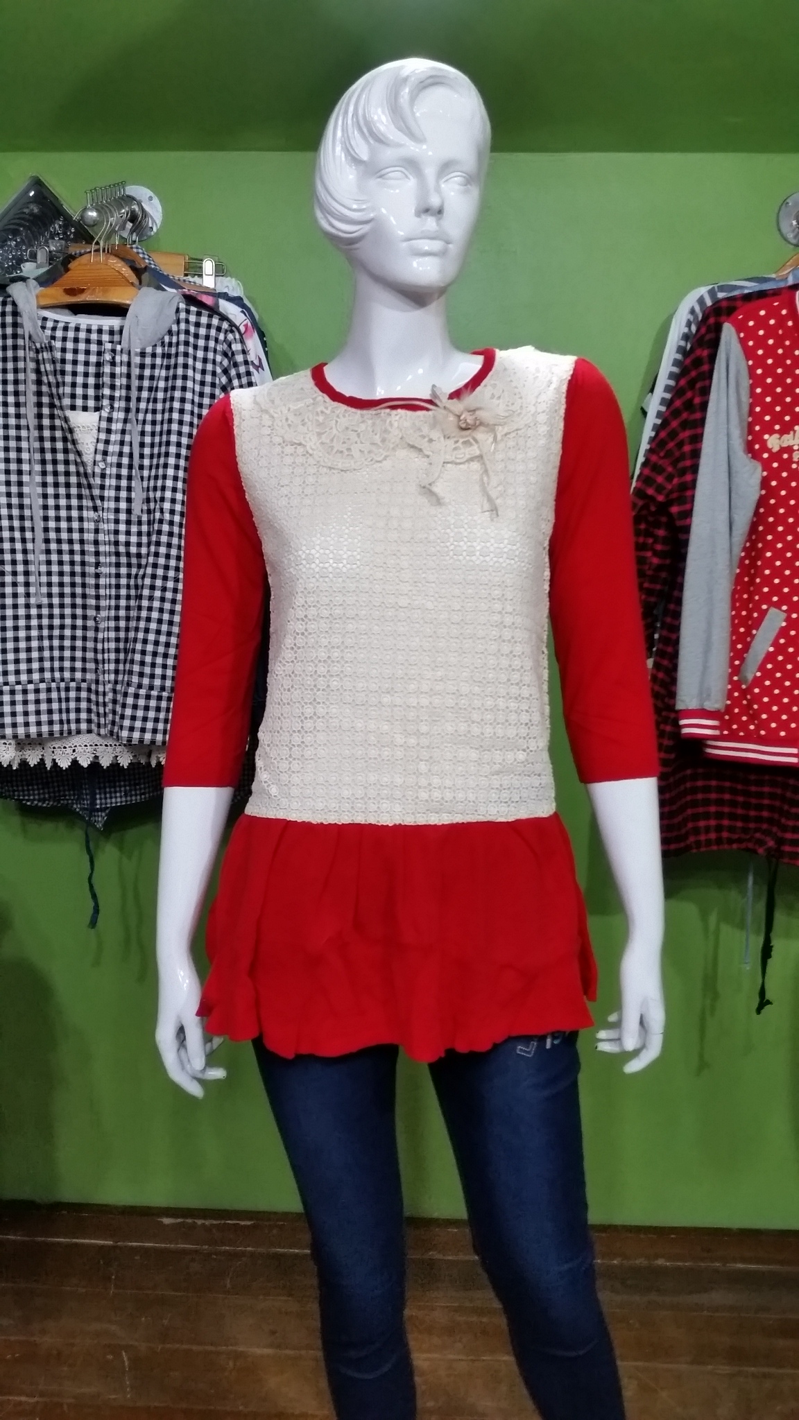 เสื้อไหมพรม Pretty Girl คอบัว ตัดต่อผ้าลูกไม้ที่ปกและลำตัว เนื้อผ้านิ่มและมีความยืดหยุ่นสูงค่ะ ( มาพร้อมเข็มกลัด ) งานพรีเมี่ยมค่ะ พร้อมส่ง สีแดง ค่ะ