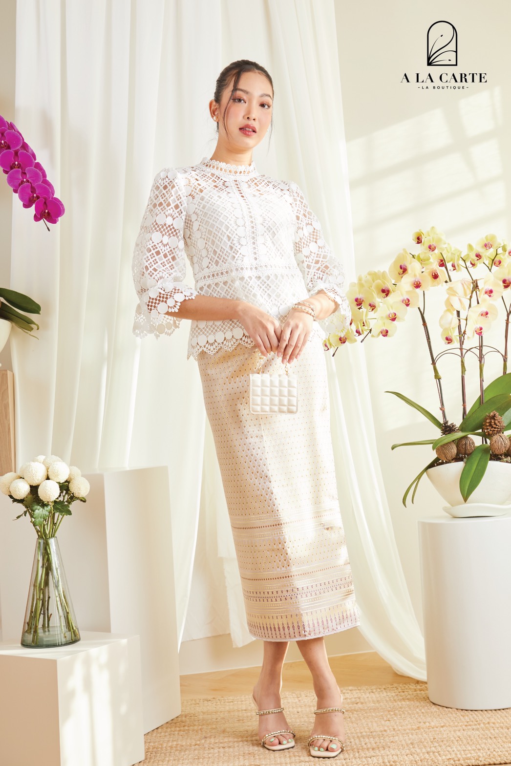 68657 เสื้อลูกไม้แขน 3 ส่วน เนื้อทอลายขึ้นใหม่ เป็นทรงใส่สบาย มีซับใน ลายลูกไม้ลายกราฟฟิค ต่อผ้าด้วยทริมลูกไม้วงกลม มีซิปข้าง คอเสื้อทำเป็นฐานกุ๊นกว้าง สีแดง M,XL, 3XL สีม่วง 3XL สีเขียว 2XL