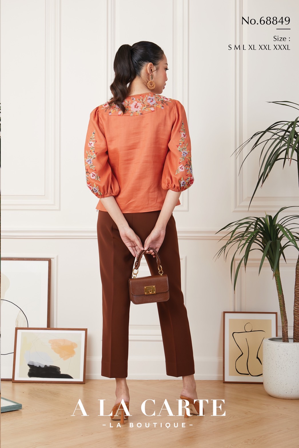 68849 💐A La Carte💐เสื้อลินินแขน 3 ส่วน เนื้อผ้าบางใส่สบาย ซับในผ้าคอตตอน งานปักลายครอสติส ตัดต่อช่วงบ่าด้านหน้า ทรงเสื้อตัดต่อคัทวี ดูเพรียว🦋 สีดำ 2XL