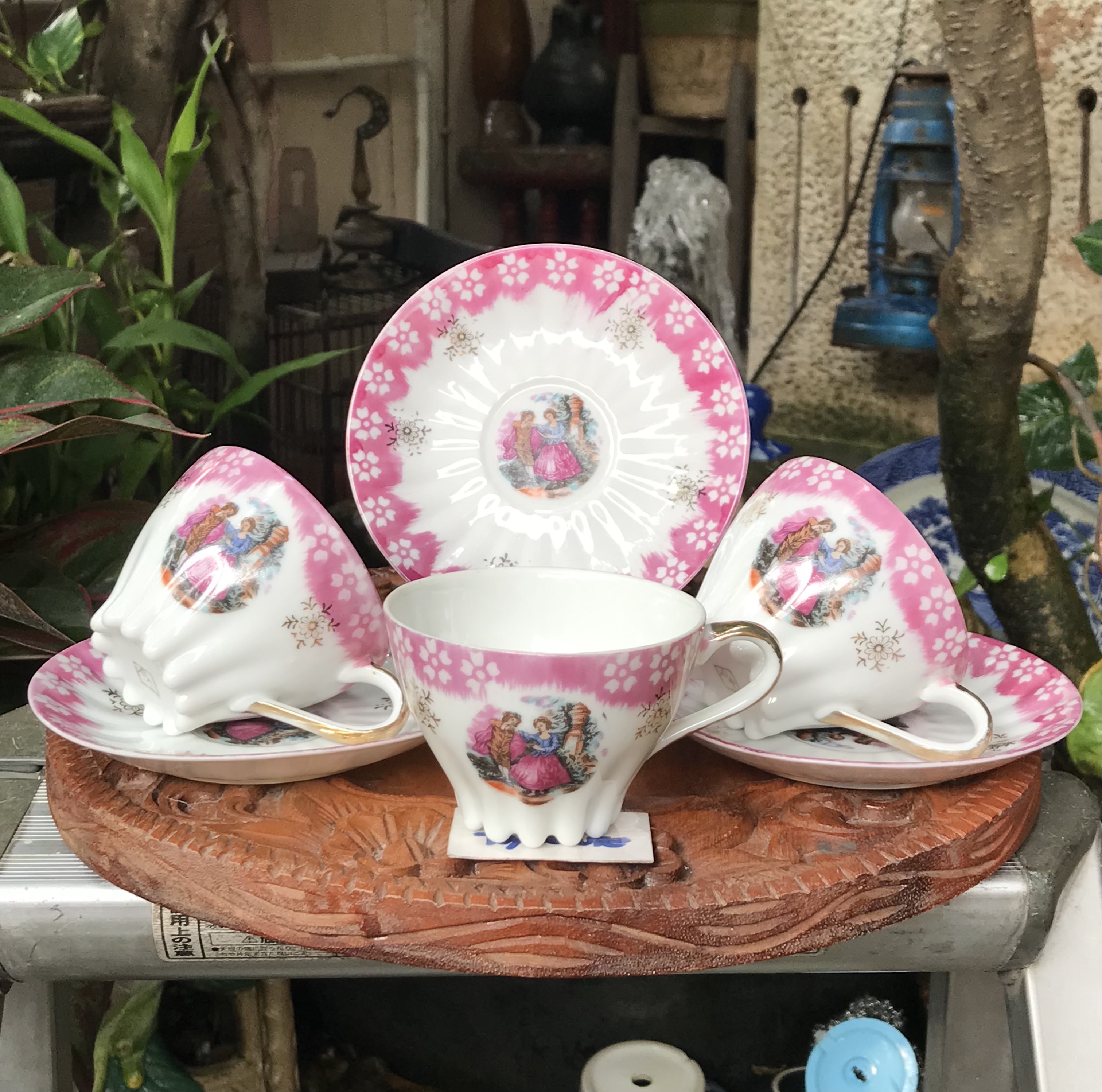 3 ชุดชุดถ้วยกาแฟพร้อมจานรองลายหนุ่มสาว จานรองมีสะกิดขอบนิดๆ 1 ใบ La Reine Limoges with Fragonard Couple Scene