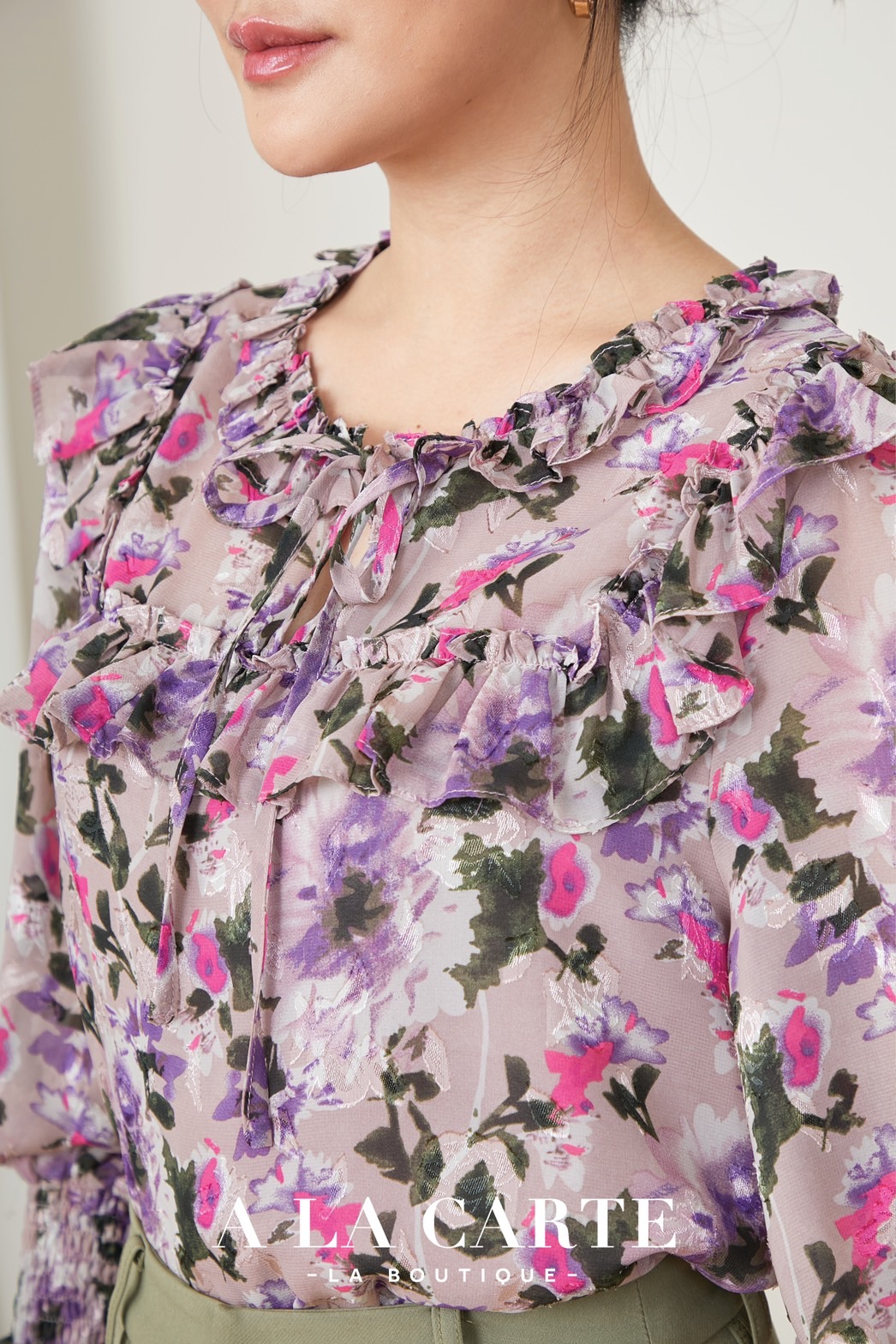68937 เสื้อ A La Carte เสื้อชีฟองพิมพ์ลายดอกแขน 3 ส่วน เนื้อผ้ามีเท็กเจอร์ในตัว มีซับใน มีระบายที่คอและรอบอก เจาะวีด้านหน้าและผูกโบ ปลายแขนสม็อกสวยหรู สีดำ S,2XL