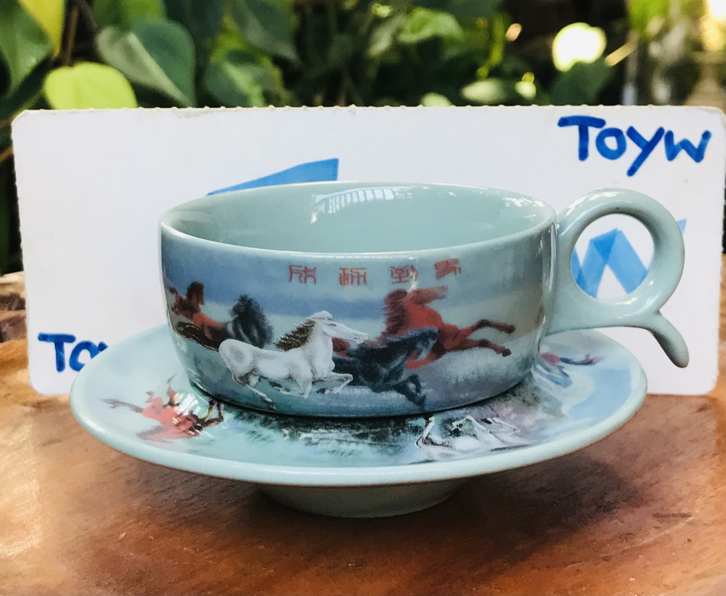 ชุดถ้วยกาแฟ ถ้วยชา พร้อมจานรอง ลายมงคล ลายม้า 8 ตัว #ความสำเร็จแปดทิศ ขนาดถ้วยกว้าง 3 นิ้ว สูง 2 นิ้ว ขนาดจานรองกว้าง 4 นิ้ว