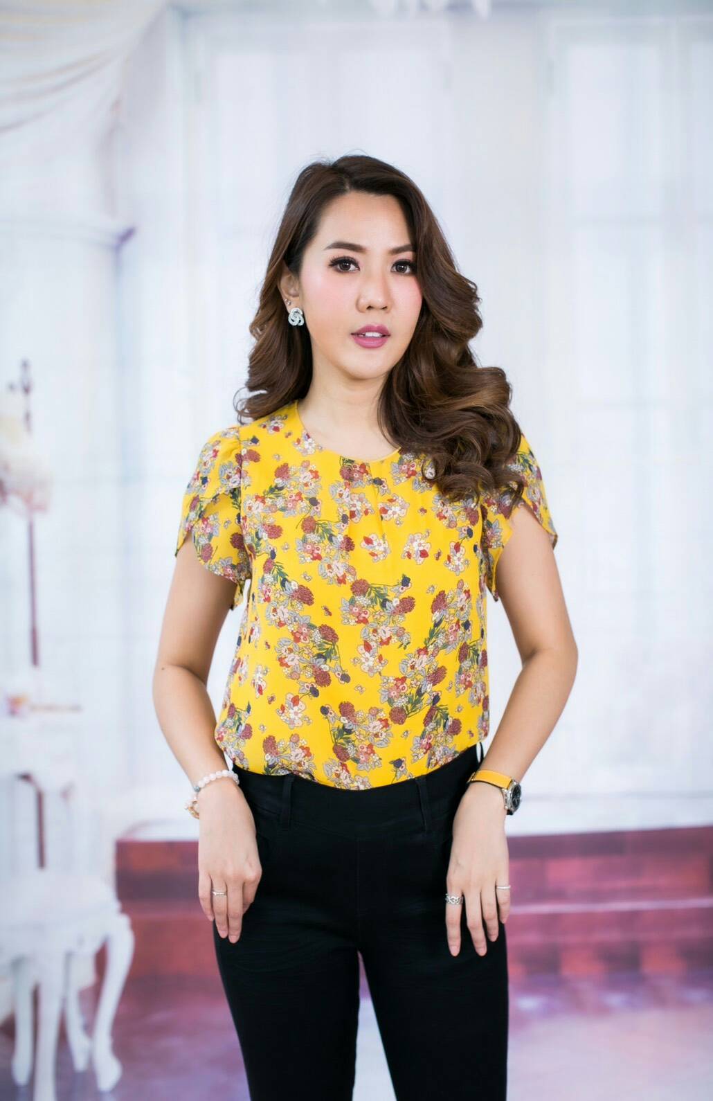 เสื้อชีฟองแขนสั้น 2M.Design ผ้าพิมพ์ลายดอกไม้สีสดใส ตัดกับสีพื้นของผ้า ดีไซน์แขนน่ารัก ที่คอด้านหลังผูกโบเก๋ๆ มีซับในคอตตอนยืดได้ ใส่สบายค่ะ สีเหลือง S-L สีดำ S,L,XL (ขนาดอก 36,38 ,40 ,42 )
