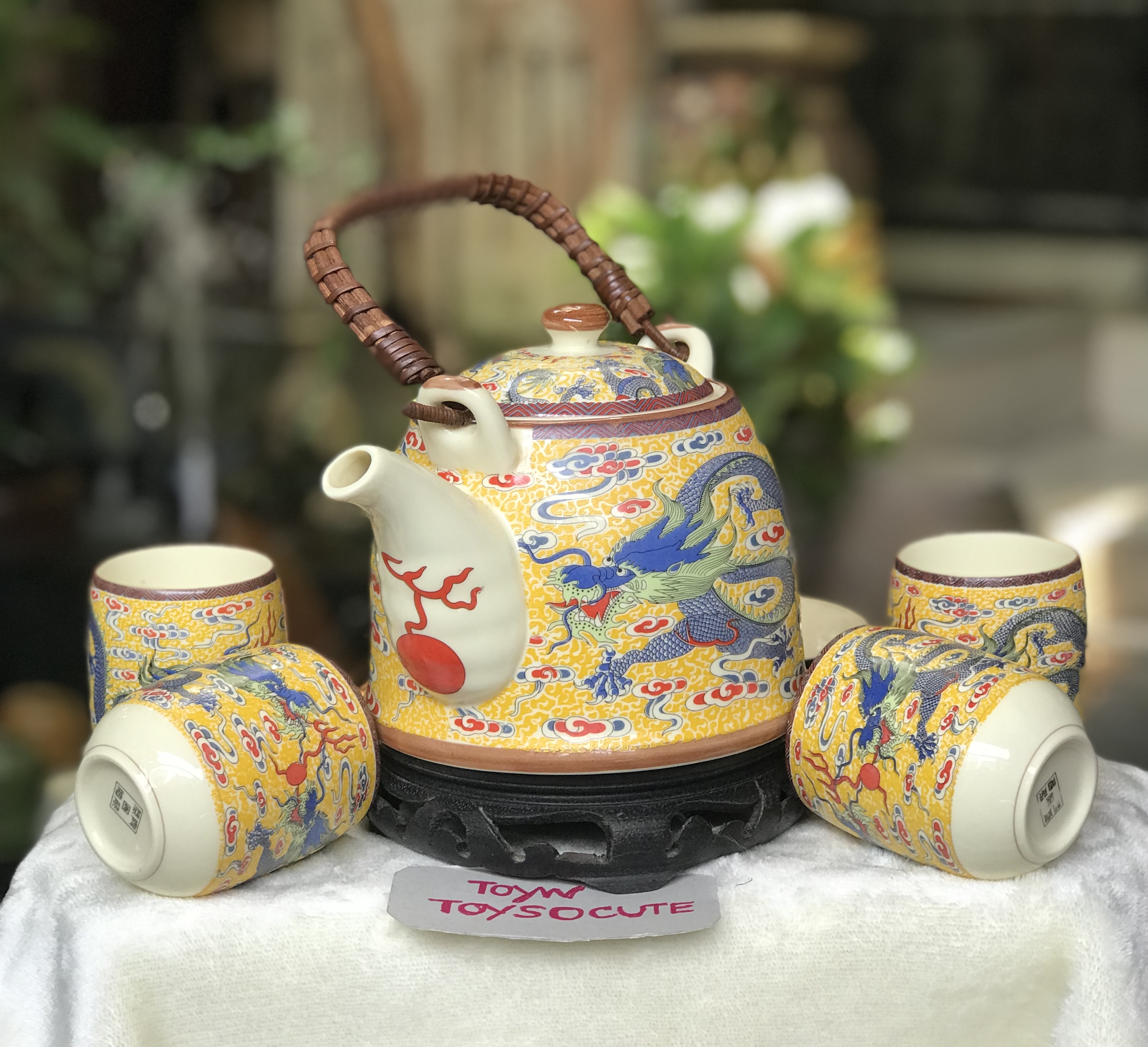 ￼Porcelain Tea Pot Set ไม่รวมกี๋ กาน้ำชาเนื้อกระเบื้องพร้อมจอก ลายมังกรห้าเล็บ สีเหลือง หูจับหวาย