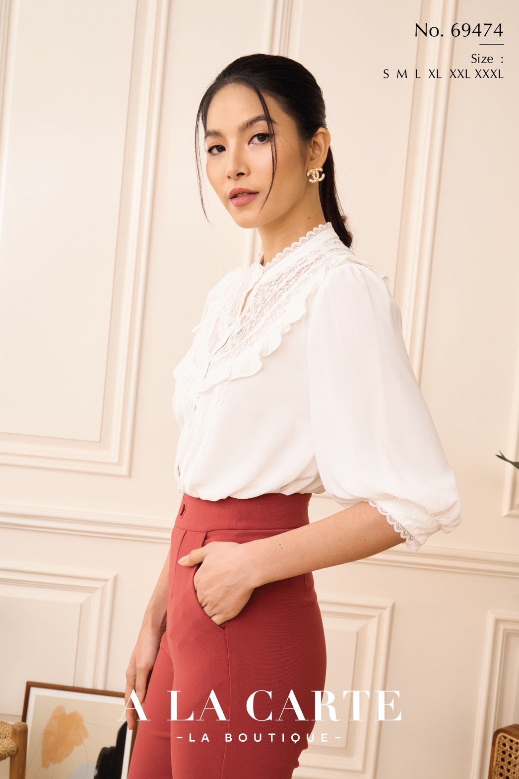 69474 เสื้อ A La Carte ชีฟองแขน 3 ส่วน แต่งทริมลูกไม้ช่วงอก และเสียบระบายรอบ มีกระดุมหน้า แทรกเชิงทริมที่ลำตัว ขอบแขนผ้าลูกไม้ มีซับใน สีขาว S-L,2XL,3XL สีน้ำตาล S,L,XL,3XL สีกรม M,3XL