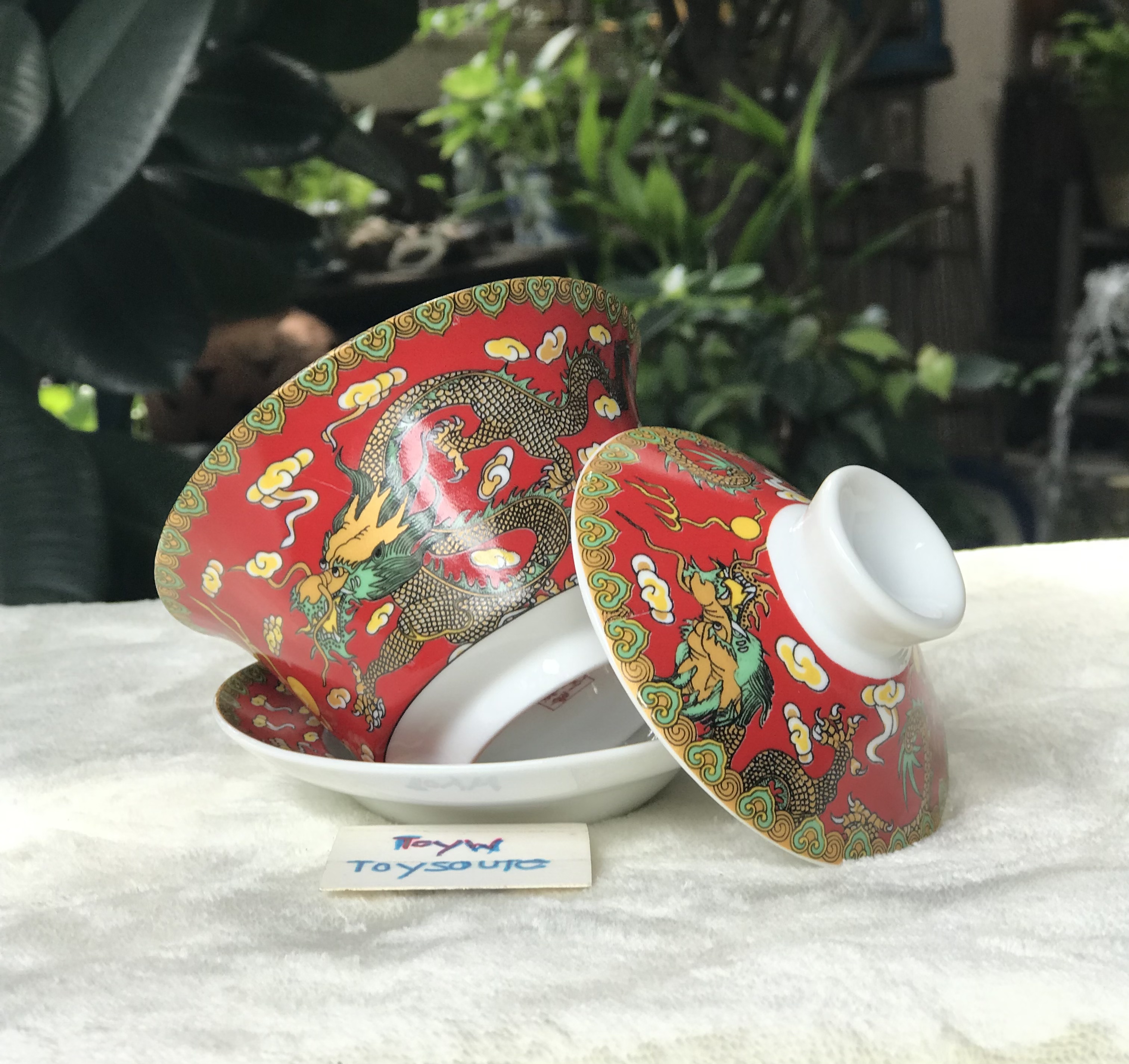 ถ้วยรินน้ำชาฮ่องเต้ เนื้อกังใส ลวดลายมังกรพื้นสีแดง พร้อมจานรองป้องกันความร้อน และฝาปิดเพื่อรักษาอุณหภูมิความร้อน