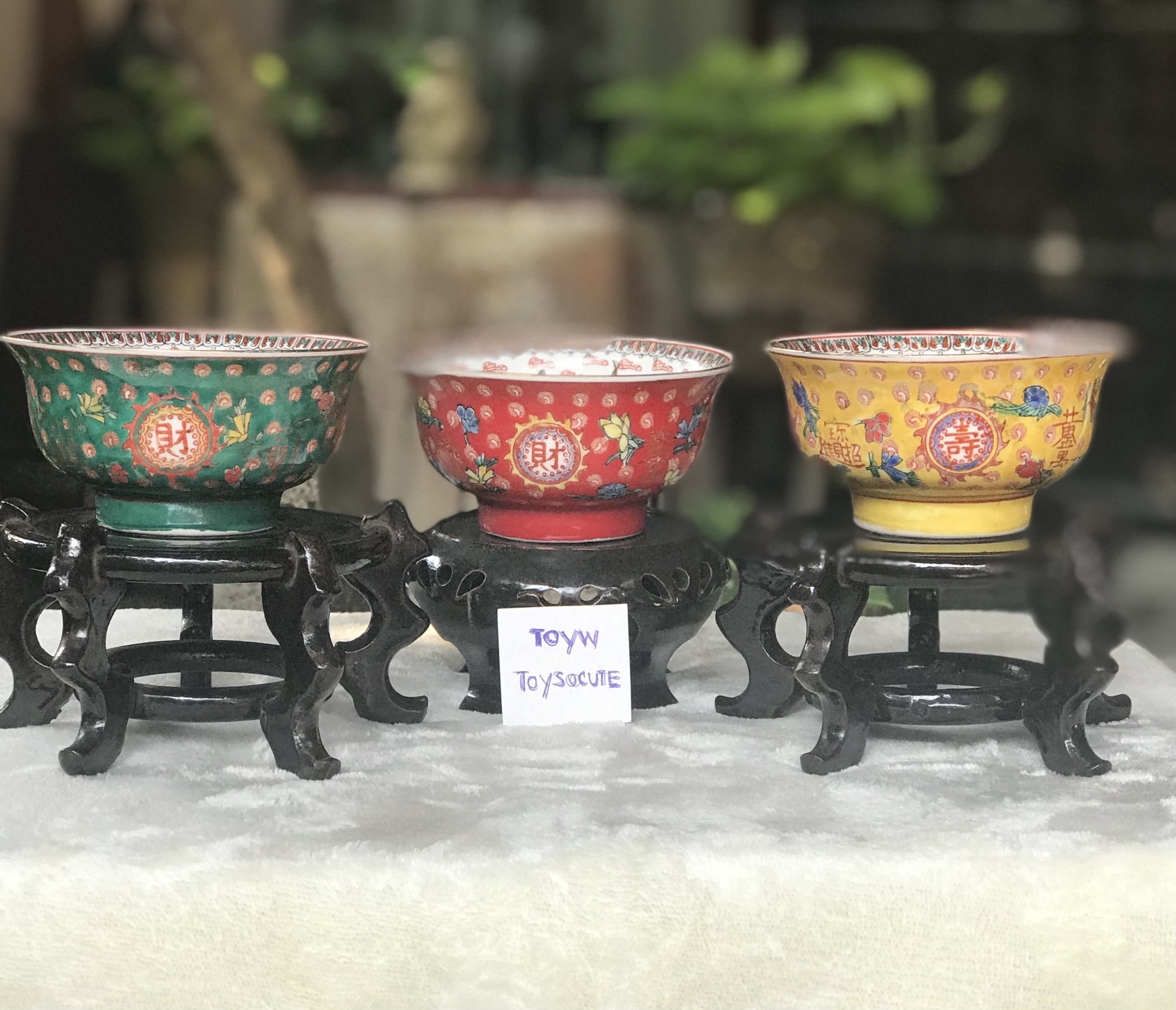 Antique Chinese Bowls ชุด 3 สี 3 ใบ ถ้วยกระเบื้องกังใส ขอบน้ำทอง เขียนสีด้านนอกและด้านในลายมังกร ขนาดปากกว้าง 4 นิ้ว สูง 2.5 นิ้ว