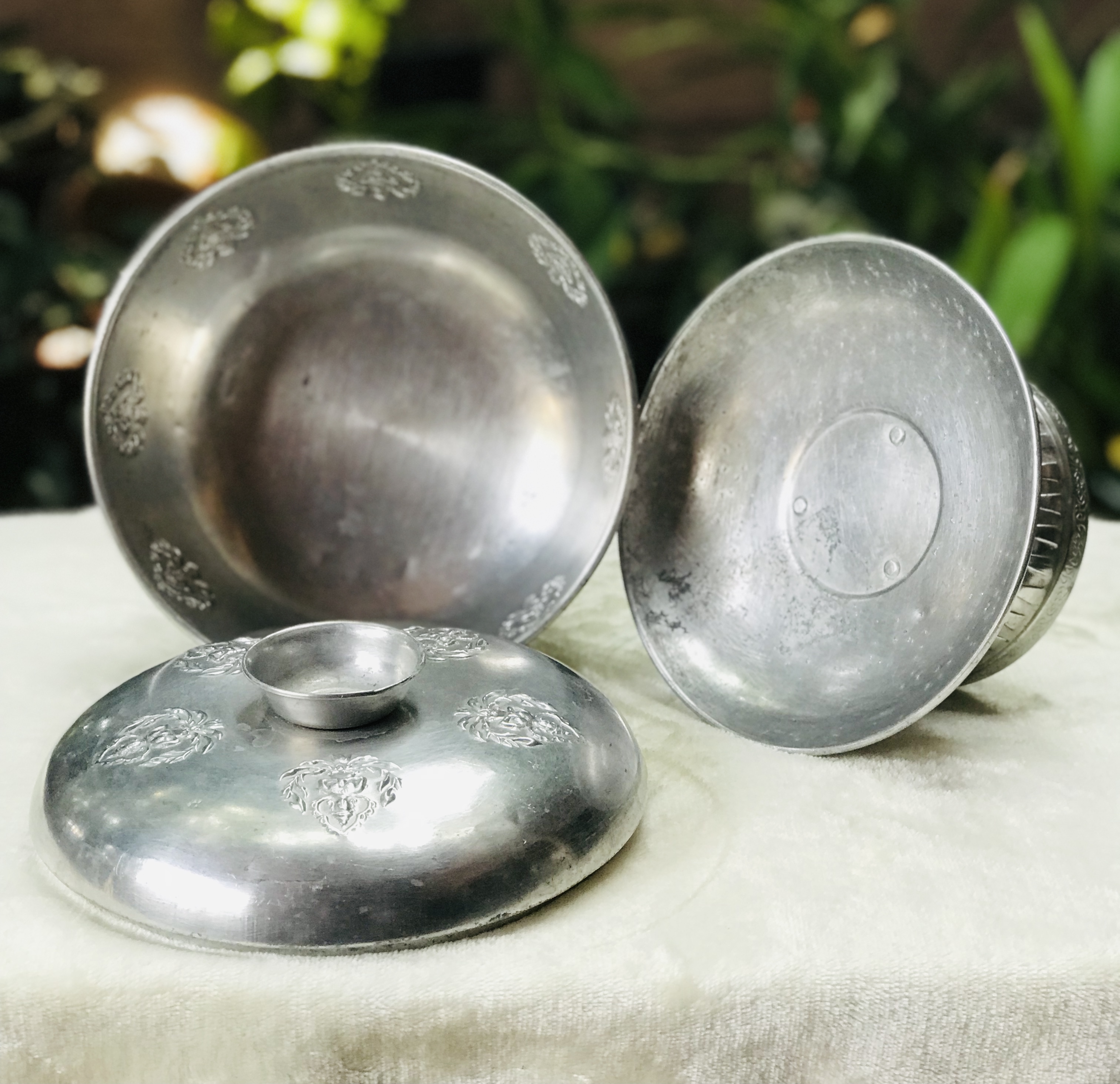 Antique Aluminum bowl ชุดบาตรโบราณ ขัน(น้ำมนต์) พานรอง พร้อมฝา เนื้ออลูมิเนียม ตอกลายเทพพนม