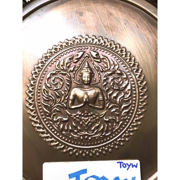 งานเก่า ถาดทองเหลืองขอบฉลุลาย กลางถาดตอกลายเทพพนม สวยสมบูรณ์ ทองเหลืองเก่าหนาๆหนักๆ ขนาดกว้าง 41 ซม สูง 7 ซม
