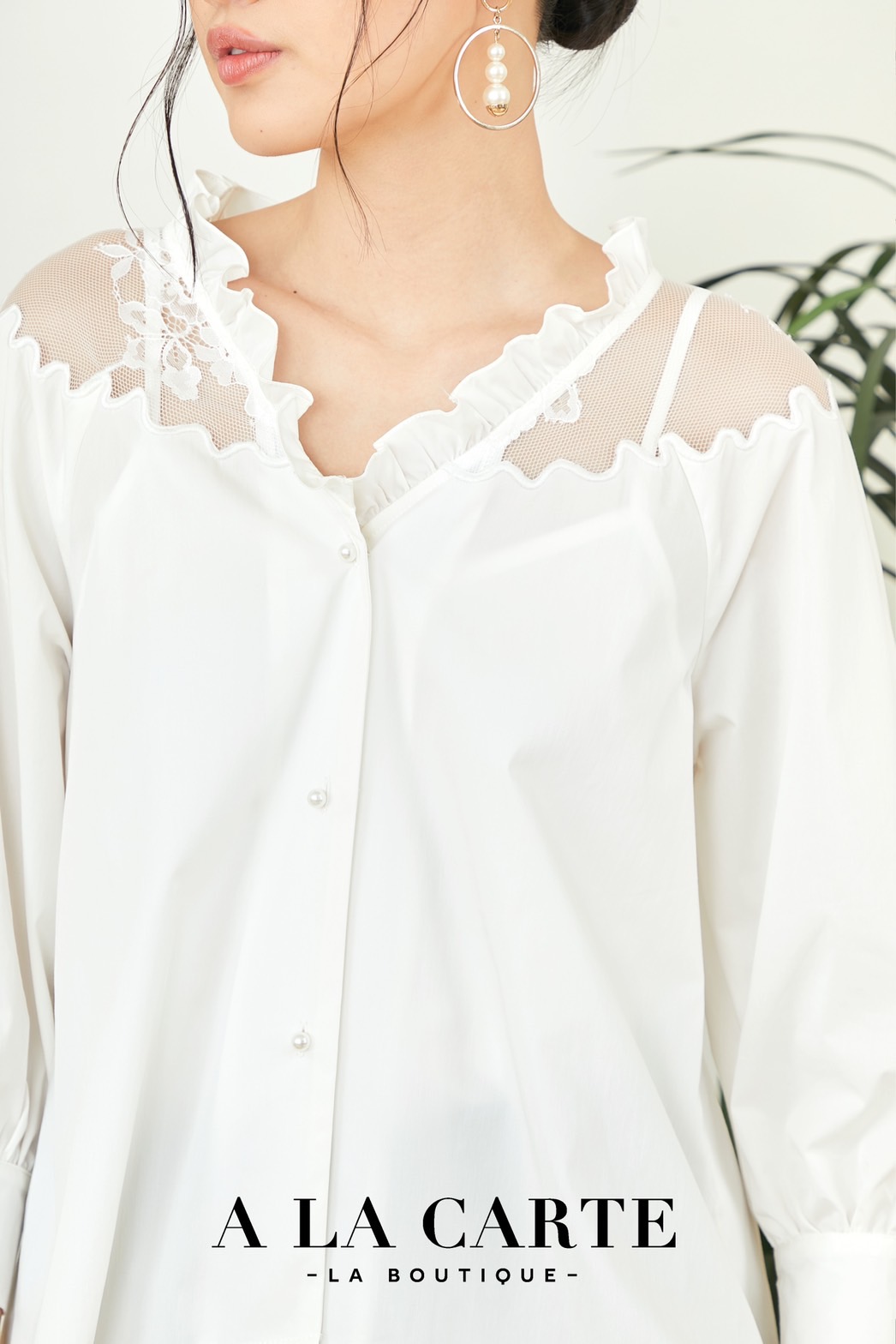 68878💐A la carte💐เสื้อเชิ้ตคอตตอน ตัดต่อลูกไม้ช่วงบ่าถึงด้านหลัง โชว์เชิงด้านล่าง มีโบ มีซับใน สีขาว XL,2XL แดง S-XL ดำ S-XL