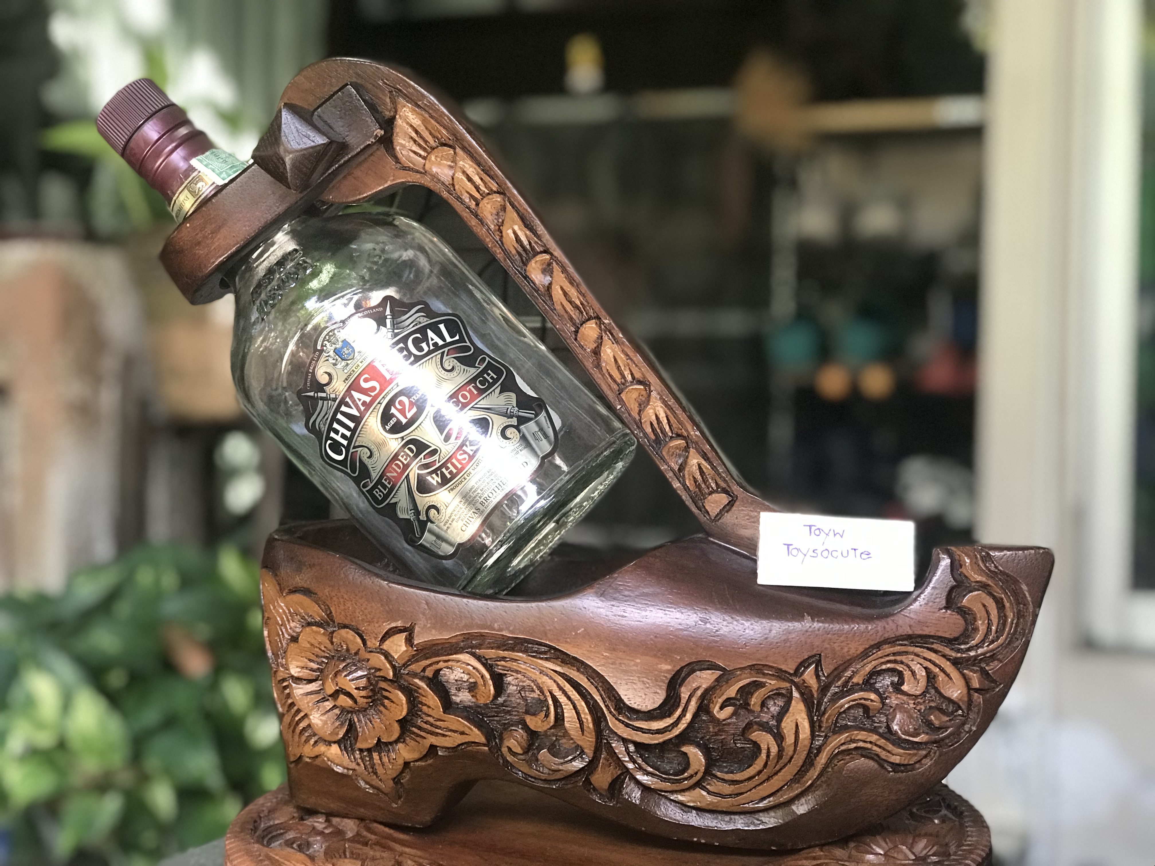 งานเก่า ที่โชว์ขวดเหล้า/ไวน์ รูปรองเท้าที่ใส่ขวดเหล้า ที่วางขวดเหล้า ไม้จริงแกะลาย ขนาดกว้าง 10 ซม ยาว 31 ซม สูง 30 ซม