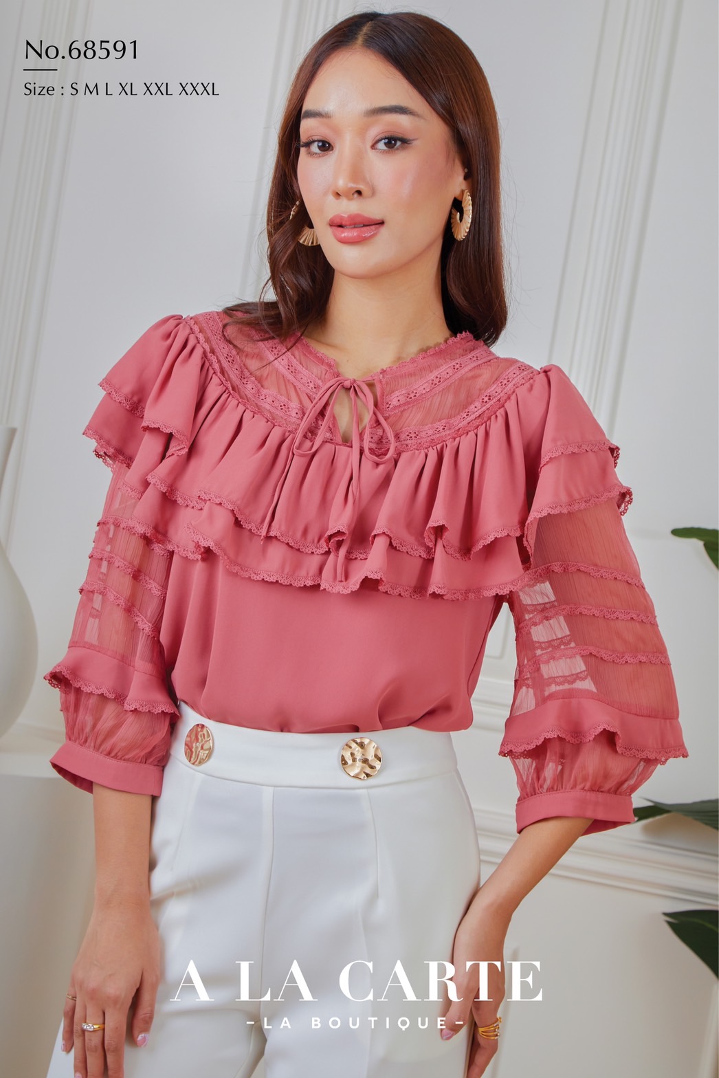 68591 A LA CARTE เสื้อผ้าจอเจียร์สีแขน 3 ส่วน เนื้อเนียนมีน้ำหนักใส่สบาย ช่วงคอตัดต่อด้วยผ้าเนื้อเยื่อไม้ เย็บกดเส้นทริมเรียง ต่อระบายผ้า 2 ชั้น ด้านหน้ามีผ่าผูกโบว์ แขนตัดต่อผ้าทรงพอง สีชมพู น้ำตาล S,L,XL ขาว M-2XL