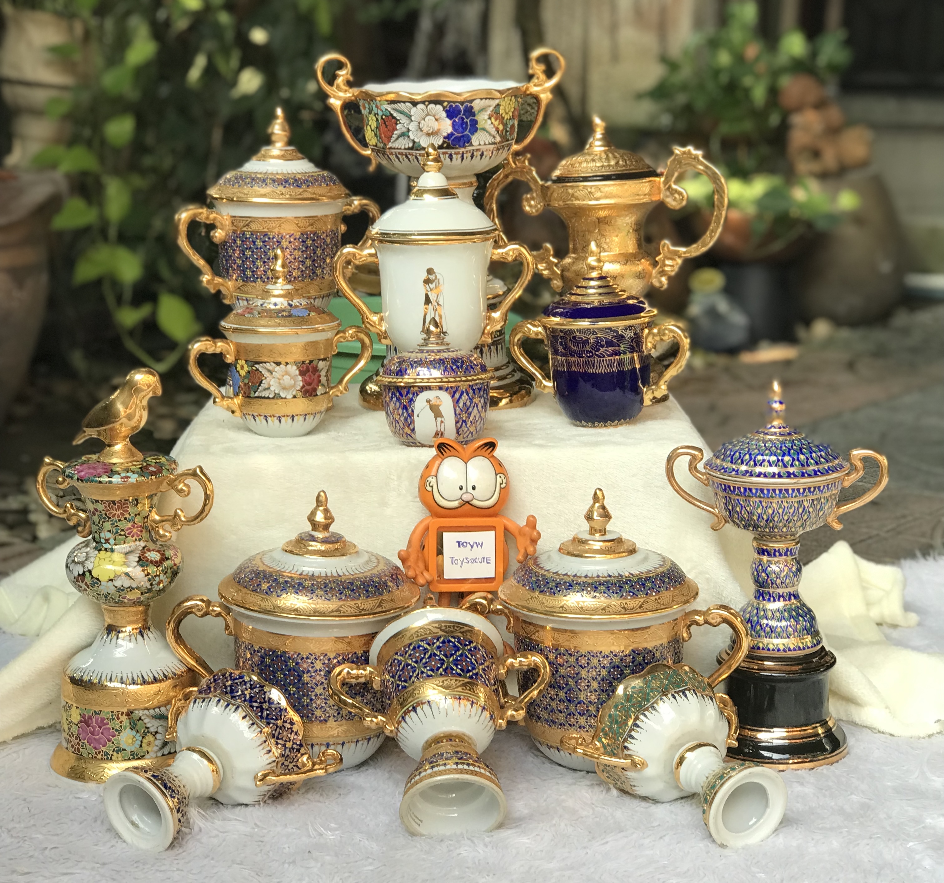 ราคาเริ่มต้น 290 บาท ส่งต่อของสะสม Benjarong Trophy ถ้วยรางวัลเบญจรงค์น้ำทอง งานเขียนมือปราณีต หลากหลายแบบและลวดลาย