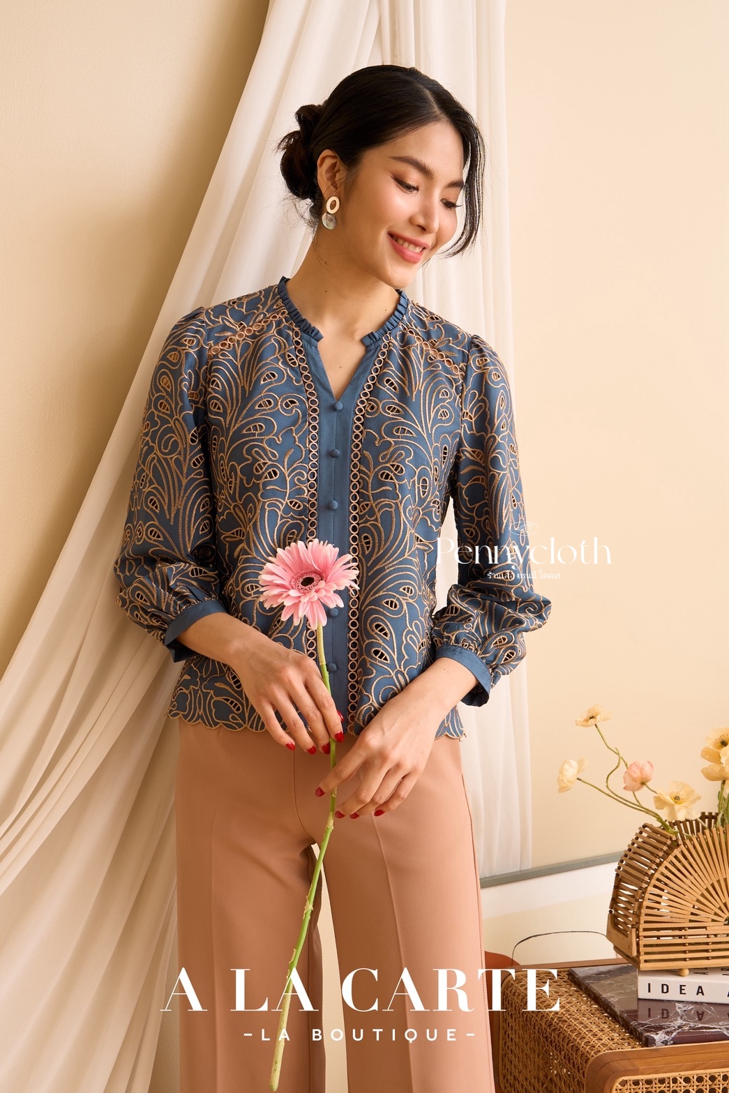 A La Carte เสื้อรุ่นใหม่ รหัส 69892 ลูกไม้จอร์เจีย งานปัก คอวี ซิปหลัง by PENNY CLOTH